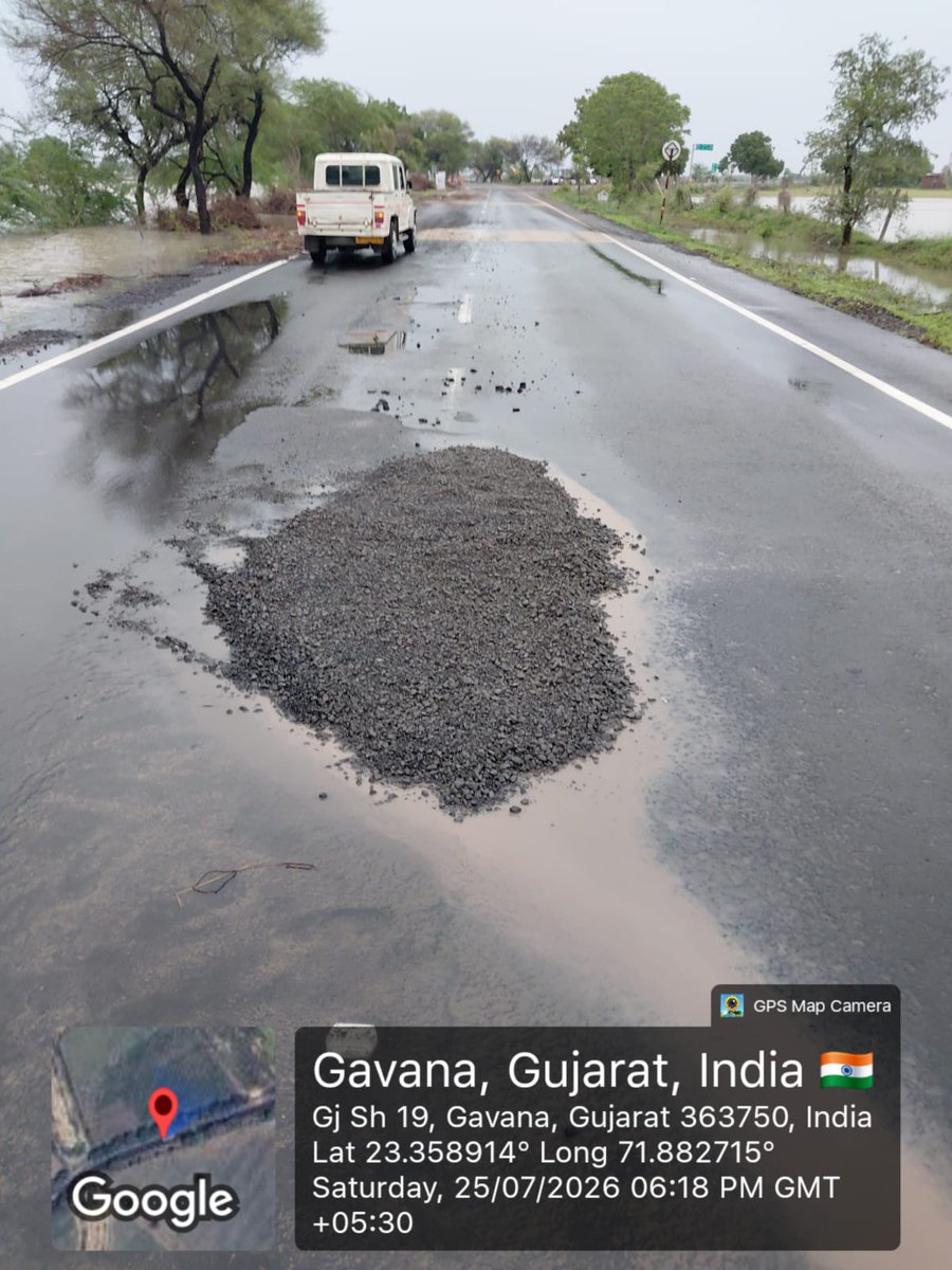 rnbsrn's tweet photo. ગાવાના - બુબવાના - પાનવા રોડ પર પડેલા ખાડા અને રસ્તાના ધોવાણને ધ્યાને લઈ માર્ગ અને મકાન વિભાગ, સુરેન્દ્રનગર દ્વારા તાત્કાલિક અસરથી રસ્તાના રિપેરિંગનું કામ શરૂ કરવામાં આવ્યું https://t.co/uRtfio4vsF