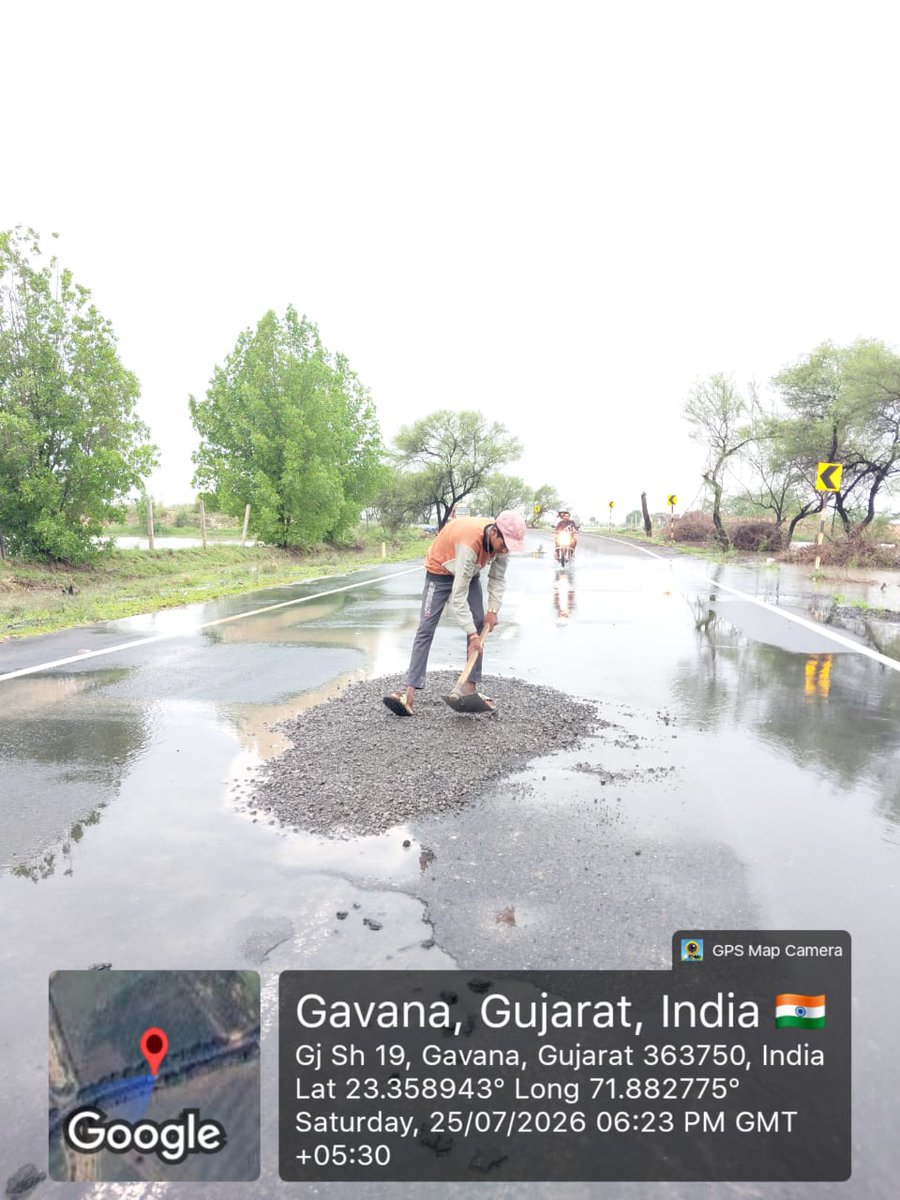 rnbsrn's tweet photo. ગાવાના - બુબવાના - પાનવા રોડ પર પડેલા ખાડા અને રસ્તાના ધોવાણને ધ્યાને લઈ માર્ગ અને મકાન વિભાગ, સુરેન્દ્રનગર દ્વારા તાત્કાલિક અસરથી રસ્તાના રિપેરિંગનું કામ શરૂ કરવામાં આવ્યું https://t.co/uRtfio4vsF