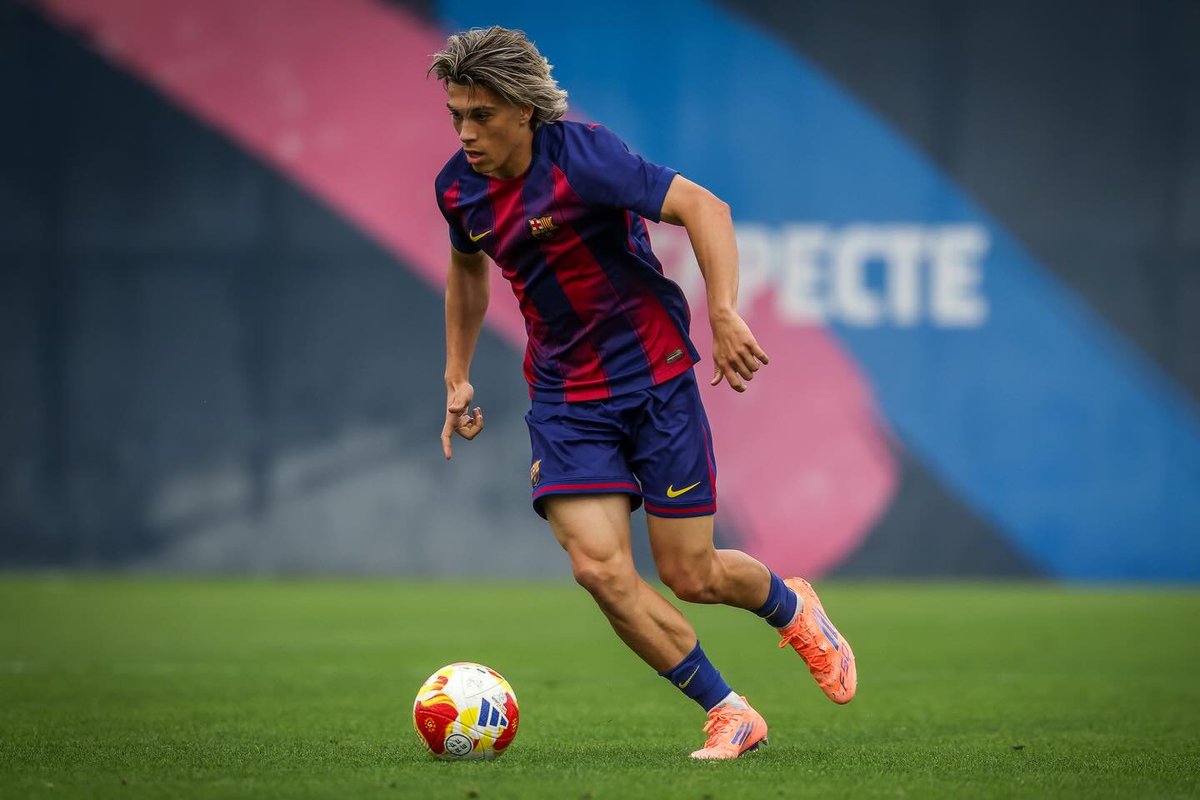BarcaUniversal's tweet photo. 🚨 Álex González is pushing for a place in Hansi Flick’s pre-season squad after impressing on his first-team debut against CE Europa.

The 19-year-old winger provided an assist and scored in the 4-1 win.

He can play on either flank and is valued for his speed, one-on-one ability, decision-making and goalscoring.

— @mundodeportivo