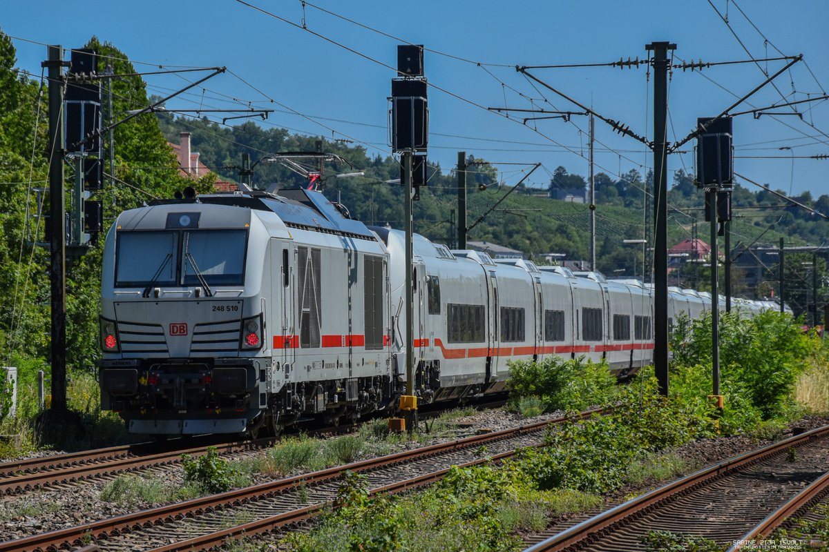 15Volt's tweet photo. Stuttgart
248 506 und 248 510 mit dem ICE-L (Tz 1823) als ICE 2013 von Köln nach Oberstdorf bei der Durchfahrt in Stuttgart-Obertürkheim.

#icel #br248 #bahn #dbfernverkehr #zug https://t.co/Aq8s3xOYH9