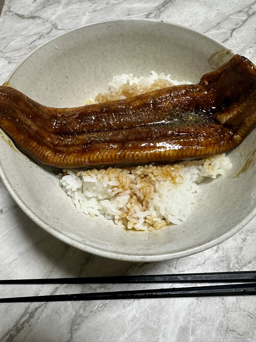 cochan0203's tweet photo. 今日は嫁も娘も孫も遅くなりそうなので、1人で冷凍ウナギを湯煎していただきます😃 https://t.co/mYjuh9POhb