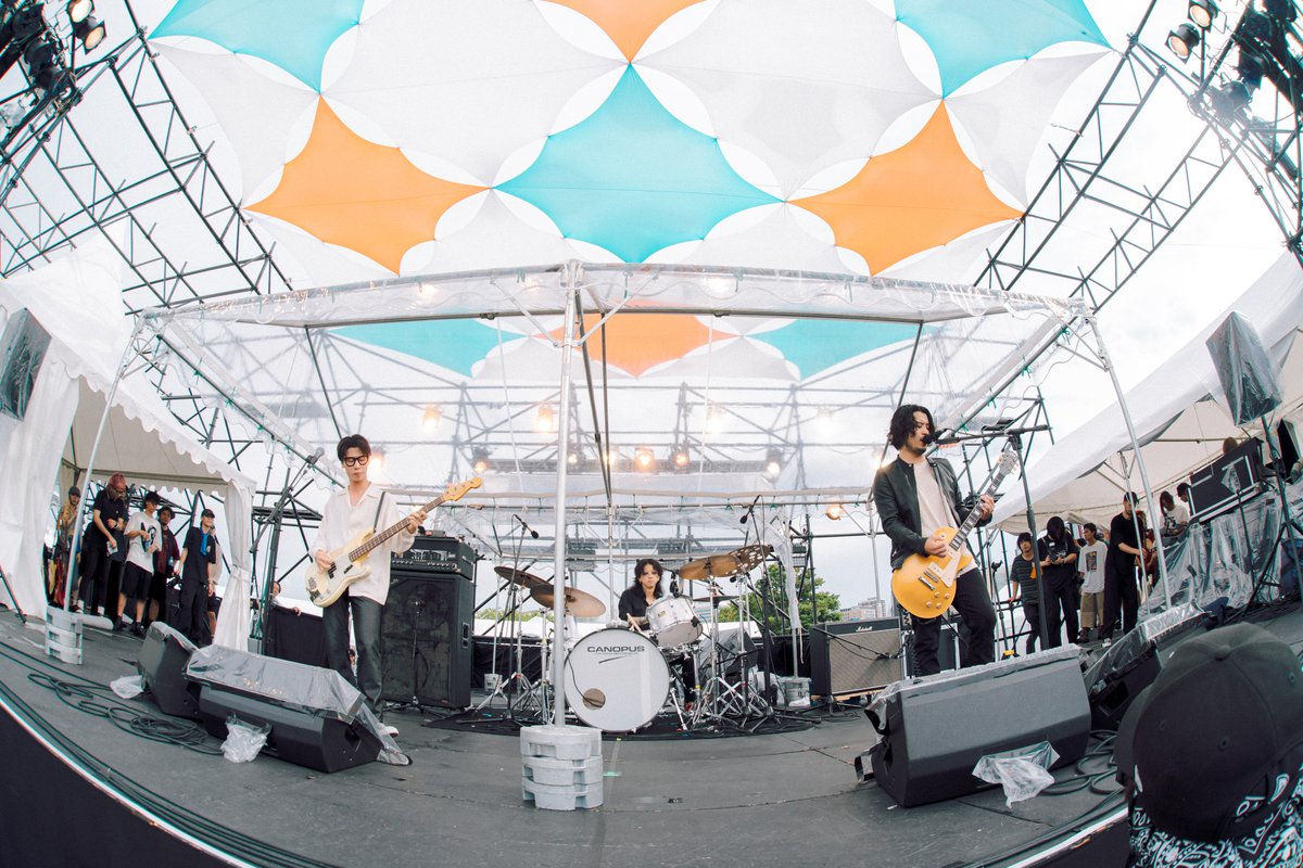 murofes's tweet photo. 【 #ムロフェス2026レポ 】

『カナリア』『スピード』『ナイトタイマー』で幕を開け、拳と熱狂を巻き起こしたSIX LOUNGE。晴れ渡る空へ無数の手が伸び、シンガロングで始まる『メリールー』。「ムロフェスに愛を込めて！」という想いが、青空いっぱいに響き渡るようなステージとなった。

pic @teru_ttm
#murofes