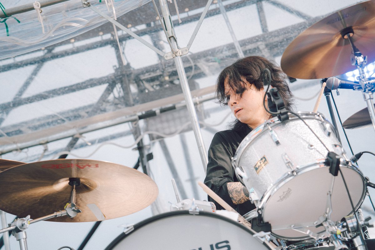 murofes's tweet photo. 【 #ムロフェス2026レポ 】

『カナリア』『スピード』『ナイトタイマー』で幕を開け、拳と熱狂を巻き起こしたSIX LOUNGE。晴れ渡る空へ無数の手が伸び、シンガロングで始まる『メリールー』。「ムロフェスに愛を込めて！」という想いが、青空いっぱいに響き渡るようなステージとなった。

pic @teru_ttm
#murofes