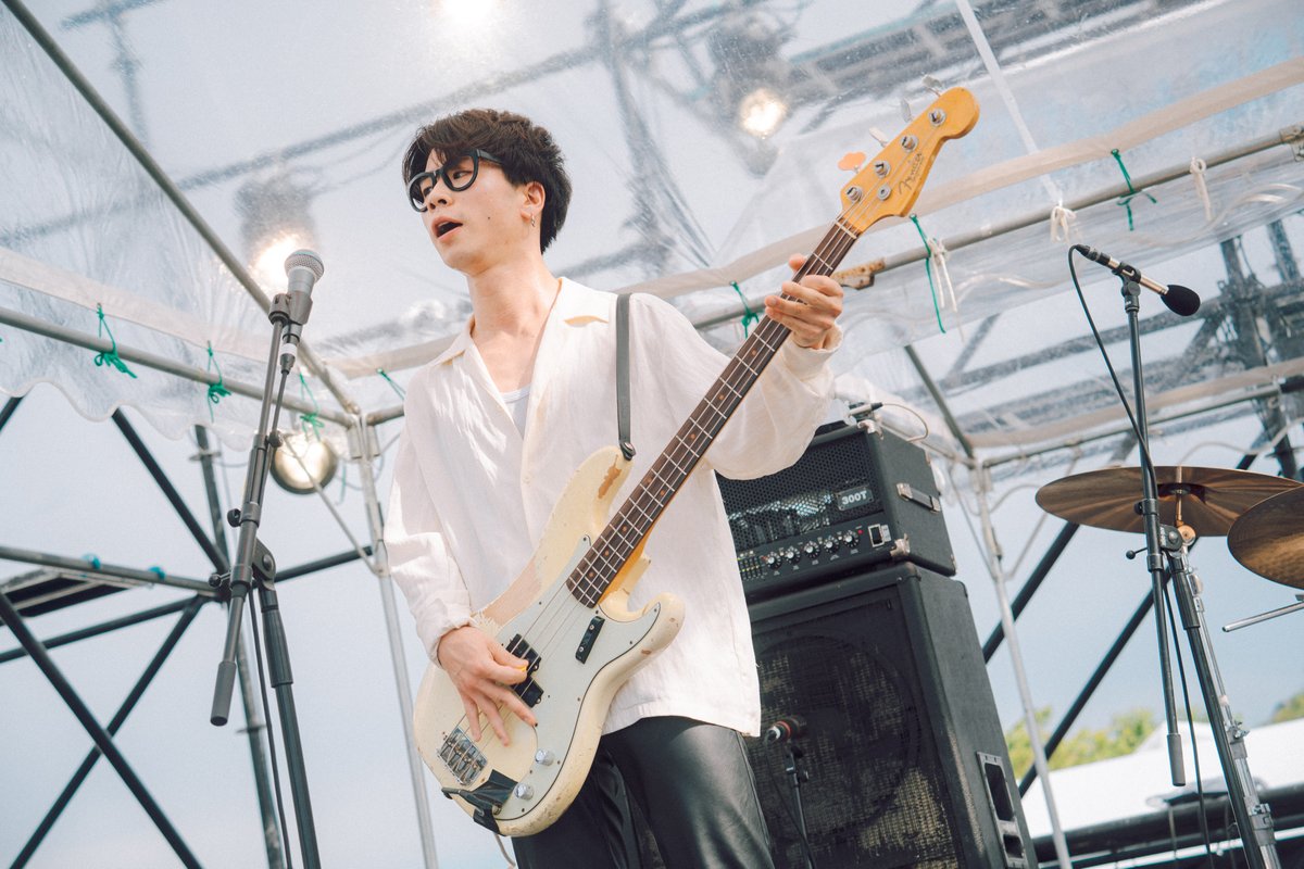 murofes's tweet photo. 【 #ムロフェス2026レポ 】

『カナリア』『スピード』『ナイトタイマー』で幕を開け、拳と熱狂を巻き起こしたSIX LOUNGE。晴れ渡る空へ無数の手が伸び、シンガロングで始まる『メリールー』。「ムロフェスに愛を込めて！」という想いが、青空いっぱいに響き渡るようなステージとなった。

pic @teru_ttm
#murofes