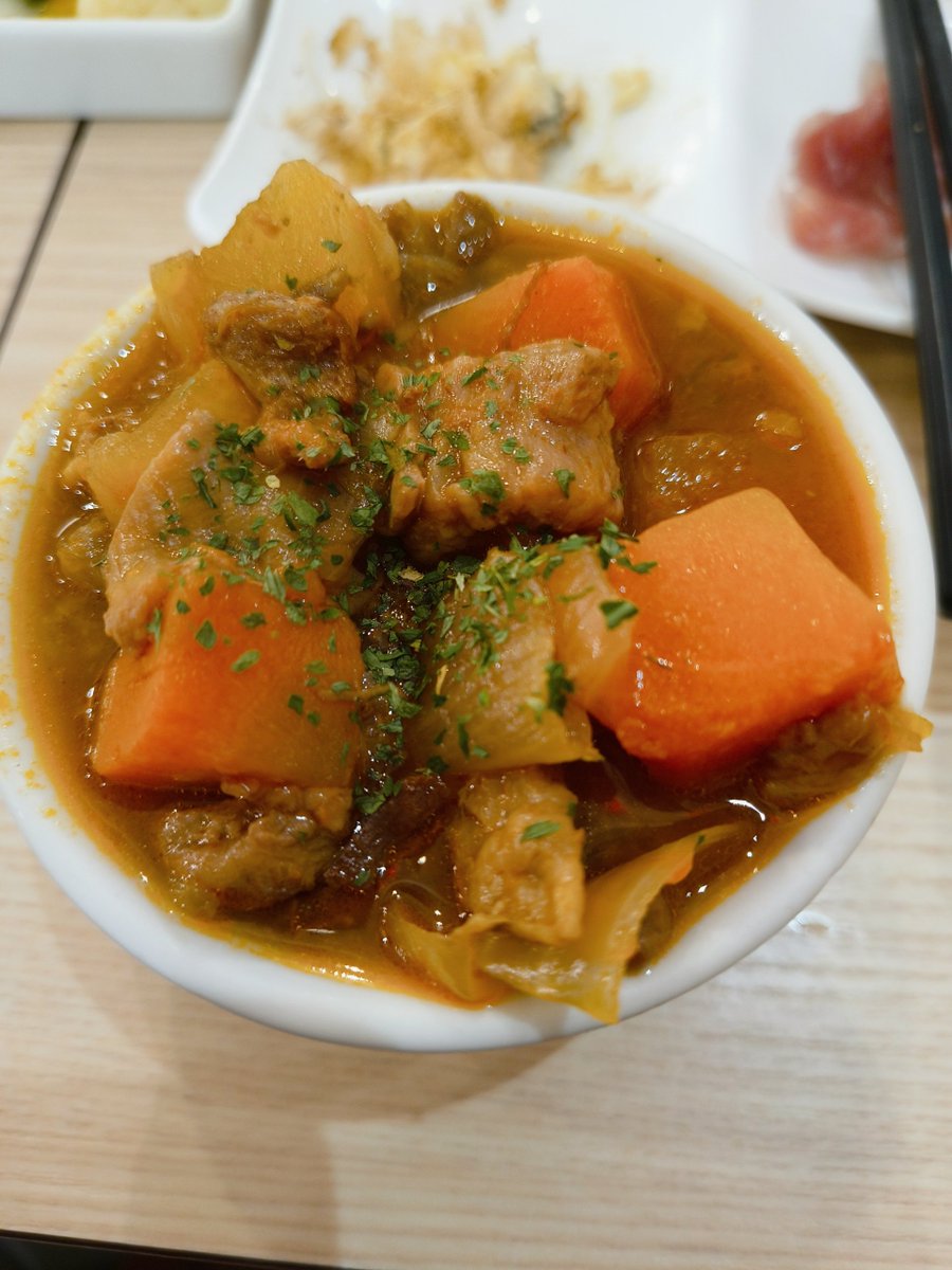 hamputy's tweet photo. 暑さ負け確実と思って���泊まりのため、一旦ホテルで休んでたからめちゃ豪雨☔⚡
雨が止むまでじっと待機してからご飯へ😋

ビフキチでちょい飲みコース頼んでひとり宴を開催。
自慢の煮込みとカットステーキ美味しかったです。

 #ゴッホ展
 #小綱神社
 #ビーフキッチン https://t.co/oTvO9LuVGx