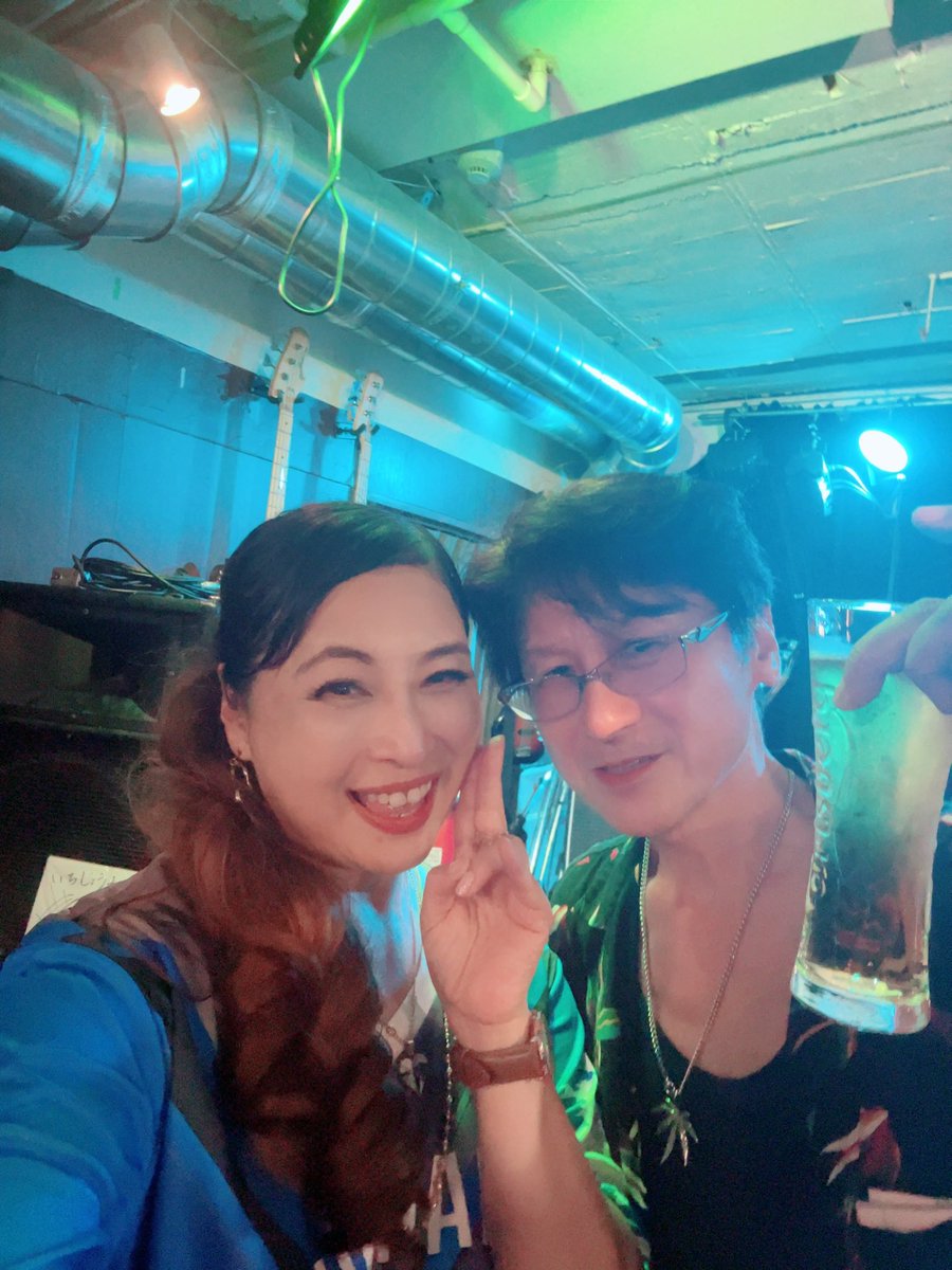 itijomiu7's tweet photo. 昨日の10周年パーティー🥳は総勢70名もの皆様が駆けつけてくださり、ゲストやMCの白清蓮くんや竹本先生、皆様のおかげでたくさんのお客様に恵まれました😊
中島みゆきさんの優勝時のエピソードを話してくださる秘話トークやドクターコトーの山田先生との秘話と、尾崎豊が中島みゆきさんのオールナイトニッポンにゲストで来られた時の話等中島みゆきand尾崎豊のリスペク���ライブとしても
皆様に喜んでいただけました！
節目に来てくださる方々、サポートしてくださる方々の愛にお返しできるよう
共に縁を繋げて行きたいです😊
あまり写真が撮れず、参加の皆様からいただけたら嬉しいです！
江口さんからは、フライヤー見て爆笑🤣！そして歌は、ピッチがよく切り替え早く、音程を損なわず、ステージでは空気を読めているから素晴らしい！
それがシンガーとしては大事なんだよ
と、とても嬉しい評価をいただきました。

どのシンガー様も、俺様のような方はおらず、場の雰囲気を読んでご自身の世界を持つ
そして歌もパフォーマンスもとてもレベルが高い

ひとつひとつの個性がステージを新しく塗り替えるから
お客様には毎回感動あふれる

自��というキャラクターは舞台では幾らでも変えられるのだから😊
人生の生き方、暮らし方、世界観は
人に見られるステージに立ち
どんな印象になり
どんな言葉が相手にささり
どんな感動を与えられるか

振り返り、新しい自分を造るのも良いと思う😊

それを心に刻む
10年目の作家、小説家になりました。
#尾崎豊
#中島みゆき
#白清蓮
#竹本良
#尼丁隆吉
#松本Q
#遅咲豊
#カズ
#カズロクサーヌ
 #すみきち
#凛堂翔
#荒井恒太
#Ｋ-KING 
#タジマジック
#一銀海生