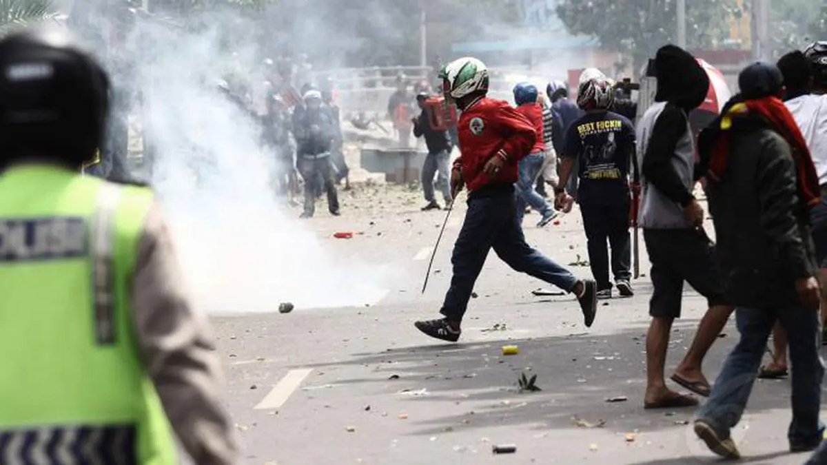LambeSahamjja's tweet photo. kronologi bentrok di menteng:
- awalnya cuma soal sarapan 
- sekelompok orang mau beli nasi uduk tapi ngerasa nggak dilayani dengan baik
- mereka pergi, lalu balik bawa teman-teman 
- merusak gerobak penjual sarapan itu
- warga sekitar balas menyerang
-  jadilah bentrok saling serang antar dua kelompok
- polisi temukan barang bukti: puing bangunan & kendaraan terbakar, jejak darah, batu berlumuran darah
- hasilnya: 1 tew4s, 1 kritis  dua korban dievakuasi ke rscm