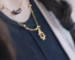 18needshealing's tweet photo. 1. Kaphrao’s necklace

THE FIRE HIDDEN JEALOUSY
#โซ่รักอัคนีตอนที่3

Her first name is “Athitaya” (อาทิตยา), which means the Sun. Notice how she’s been wearing this necklace since the first episode. https://t.co/Yzi0bYbdSk