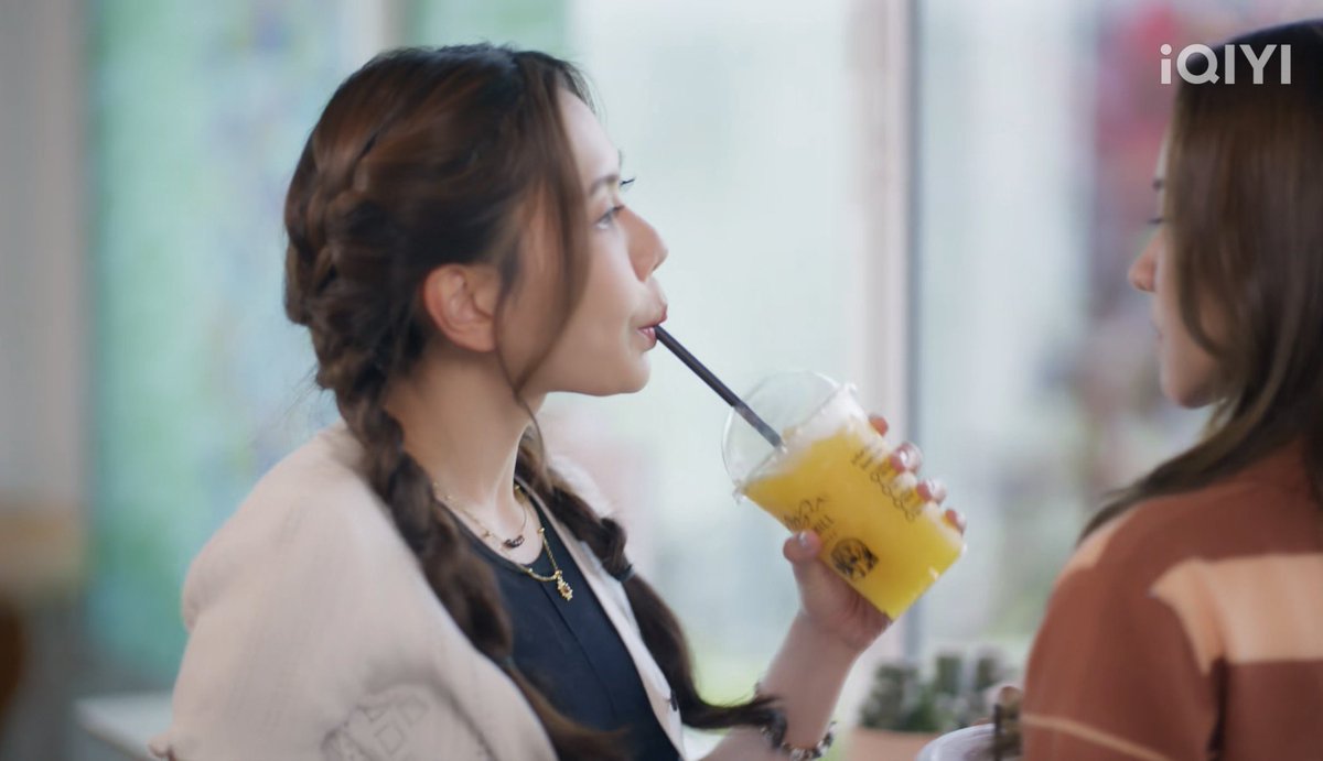 18needshealing's tweet photo. 1. Kaphrao’s necklace

THE FIRE HIDDEN JEALOUSY
#โซ่รักอัคนีตอนที่3

Her first name is “Athitaya” (อาทิตยา), which means the Sun. Notice how she’s been wearing this necklace since the first episode. https://t.co/Yzi0bYbdSk