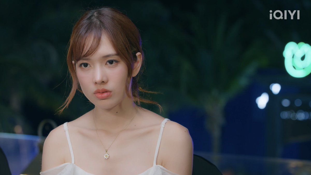 18needshealing's tweet photo. 5. Rose’s necklace

THE FIRE HIDDEN JEALOUSY
#โซ่รักอัคนีตอนที่3

A daisy! Daisy is the nickname of Din and Rose’s daughter. https://t.co/PeOolwv2uc