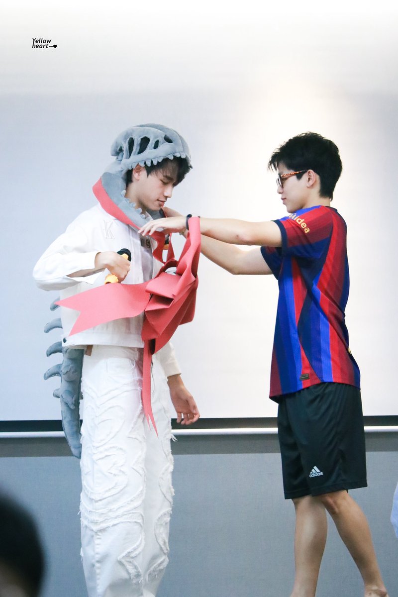 immyin1's tweet photo. เด็กเสิร์ฟเค้ก🎂🥳

( #krmjtc #ppophs )

#LetsPlayWithPHOP #PHOP21stBirthdayFanMeeting https://t.co/zdtvAWK1LT