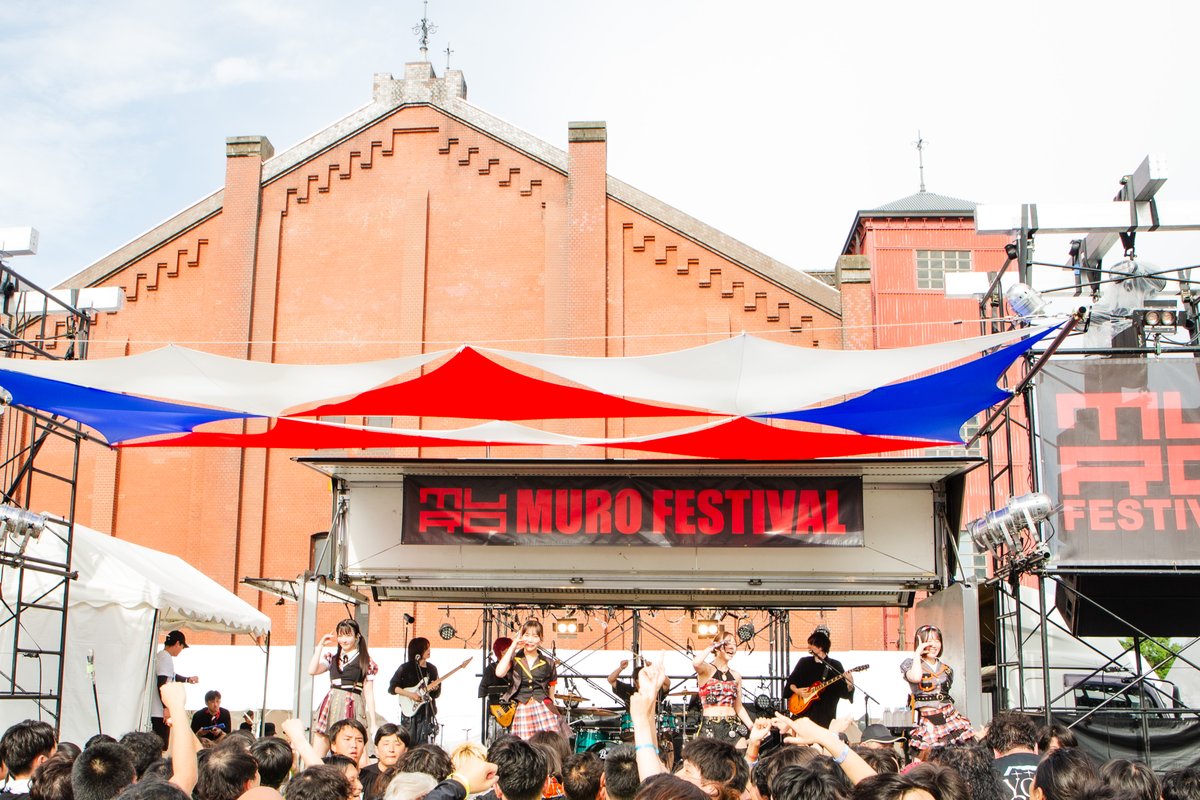 murofes's tweet photo. 【 #ムロフェス2026��ポ 】

初っ端"indigo"で爽やかにぶち上げるのはyosugala。
初ワンマンや沢山の企画をクレストで行い、今やムロフェスに2年連続出演というドラマが眩しい。
MCなしで走り抜けた25分間、ヲタクのパワーも最高潮で、密度が濃すぎて大満足。

pic @wakana_photo08
#murofes https://t.co/YNUWnrdUNO