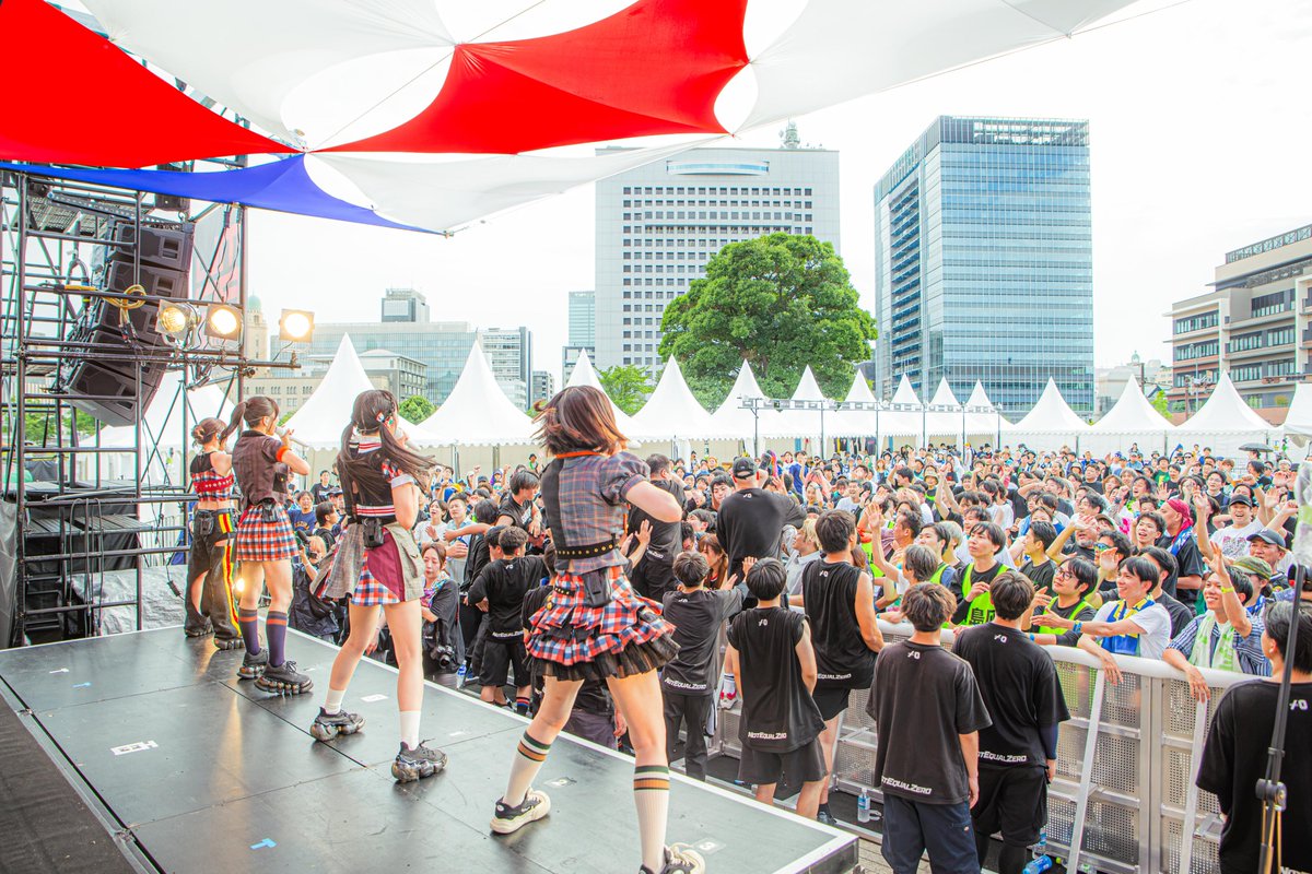 murofes's tweet photo. 【 #ムロフェス2026��ポ 】

初っ端"indigo"で爽やかにぶち上げるのはyosugala。
初ワンマンや沢山の企画をクレストで行い、今やムロフェスに2年連続出演というドラマが眩しい。
MCなしで走り抜けた25分間、ヲタクのパワーも最高潮で、密度が濃すぎて大満足。

pic @wakana_photo08
#murofes https://t.co/YNUWnrdUNO