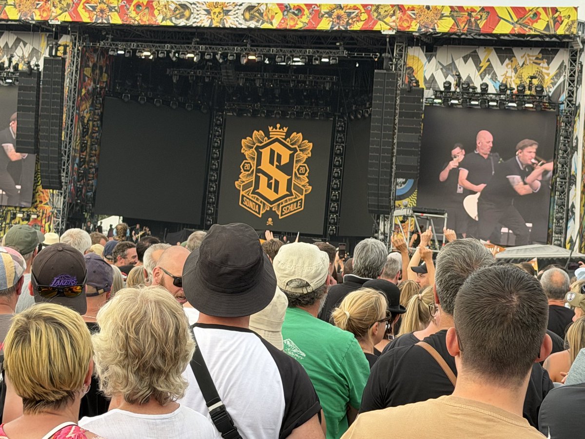 Coperni00235776's tweet photo. Samstags bei The Dead End Kids, Pas Cow, Sonda Schule und den Toten Hosen in Freiburg 🤩 https://t.co/wmfJUTbzvW