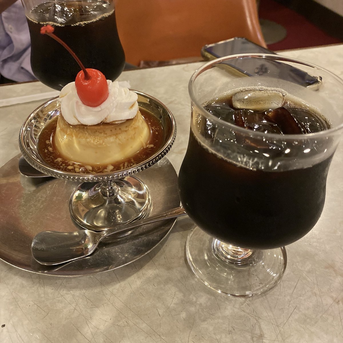 ameri1110's tweet photo. 地元の純喫茶ヒスイさんへ
アイスコーヒーとプリン🍮を
頼みました☺️
プリンも昔ながらの固めのプリンで
美味しかったです😋
室内の内装もレトロで素敵でした✨️
とても落ち着いた空間で
居心地良かったです☺️☘️
2階は見学のみでしたが
快く見学もさせて頂���ました✨

#純喫茶ヒスイ
#和歌山市 https://t.co/6S6t9RxglZ