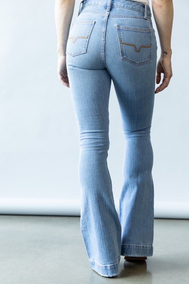 Superstareme's tweet photo. Why Nigerian girls no dey wear this kind jeans? 
Abi na only fufu dem sabi chop🥹😭
#gossipmill #Yabaleftonline https://t.co/ytBzJoPhY0