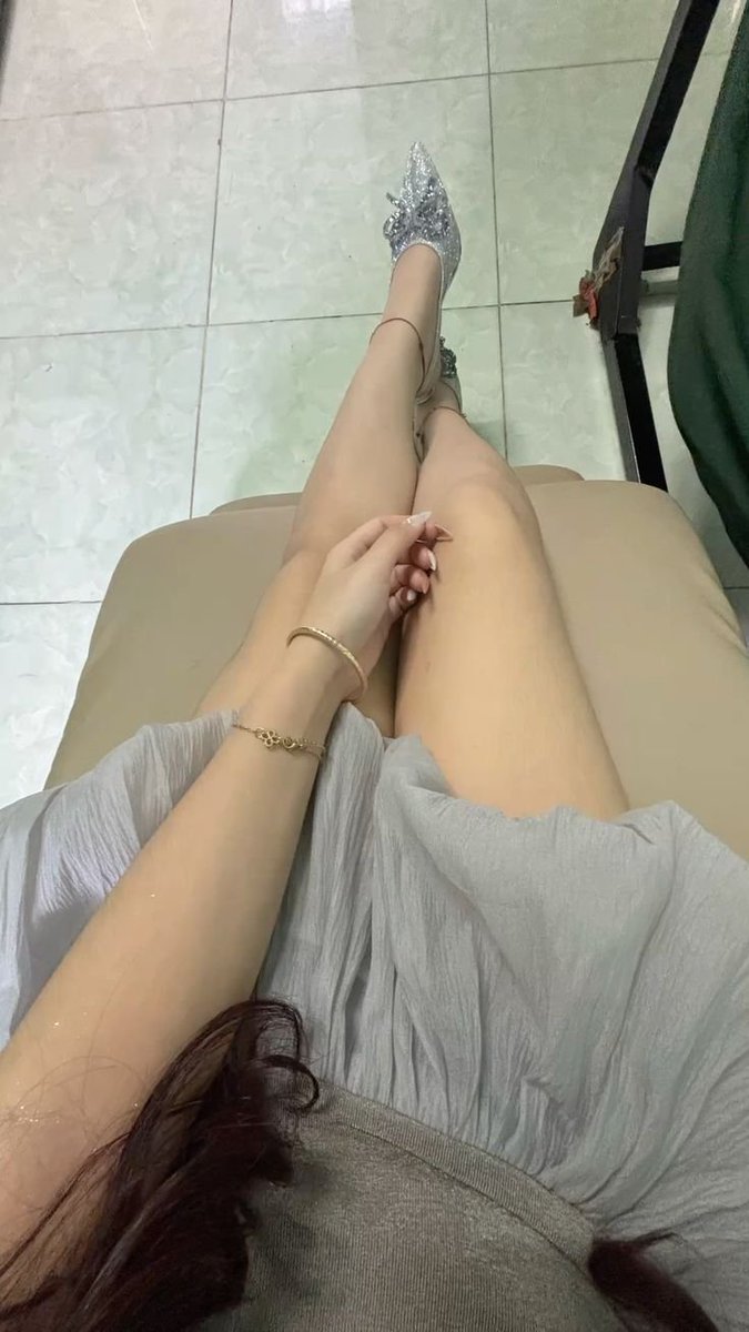 raul_forel's tweet photo. Mi sobrina fue a recoger a su primo al colegio. Siempre ha sido muy coqueta y, cuando usa esa faldita, no lleva nada debajo. Le gusta llamar la atención...

...y creo que eso puede distraer a algunos padres de familia. https://t.co/sv2iszZvOQ
