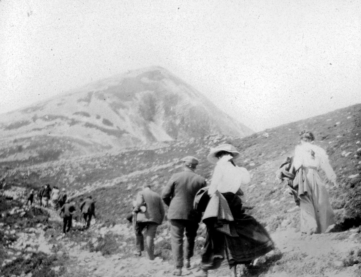 Fiona_Forde_Irl's tweet photo. #Onthisday is Reek Sunday when Croagh Patrick #Mayo is climbed by thousands of pilgrims in honour of St Patrick, a custom which goes back to at least the Middle Ages.📸c.1910 Capuchin Archives https://t.co/qn5KWglbqg