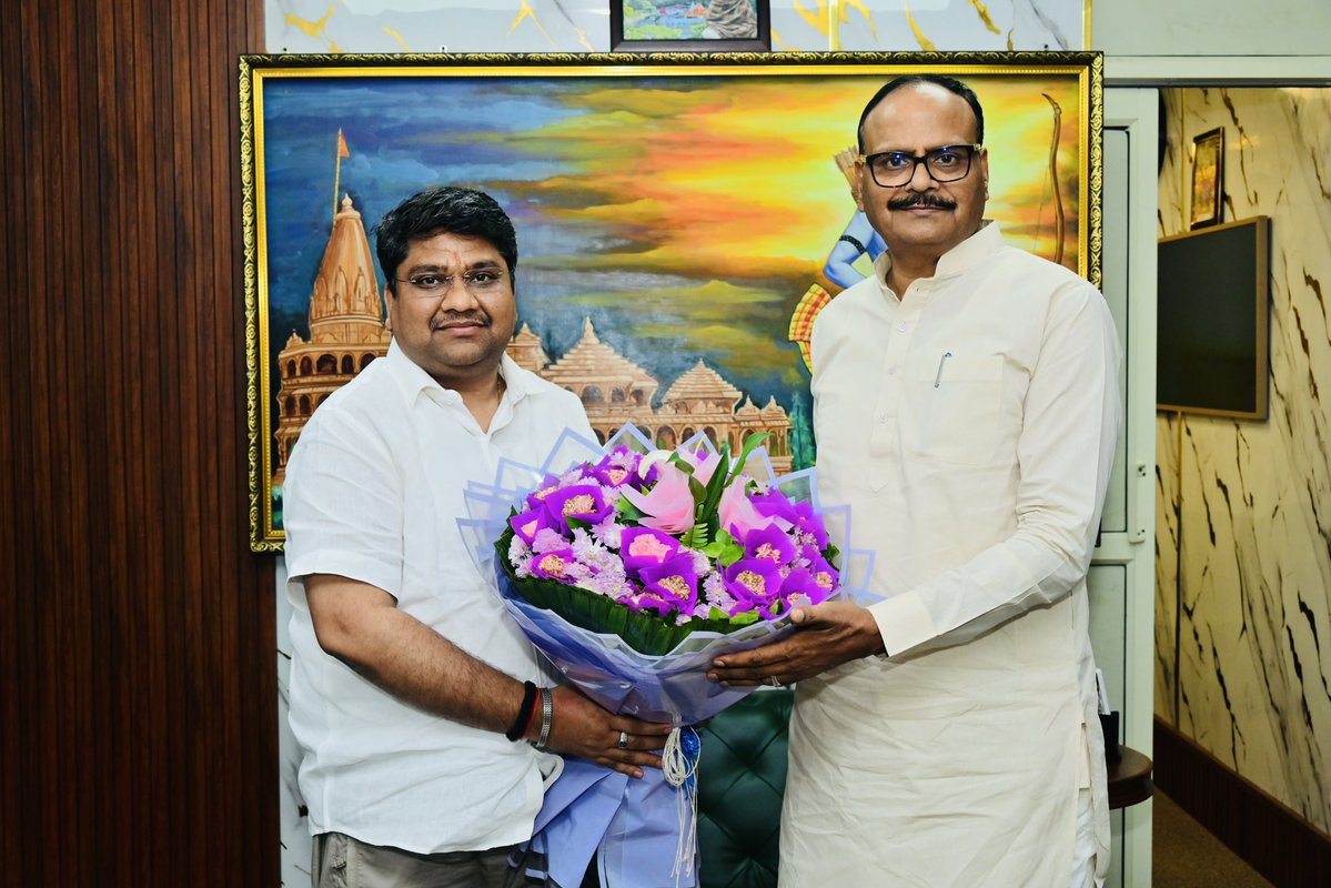 bjpakd's tweet photo. उत्तर प्रदेश के लोकप्रिय उपमुख्यमंत्री श्री Brajesh Pathak सर से आज आत्मीय शिष्टाचार भेंट का सौभाग्य प्राप्त हुआ।

अपने अभिभावक से मिलना सदैव प्रेरक मार्गदर्शन एवं ऊर्जा प्रदान करता है।

@brajeshpathakup 
@BJP4UP https://t.co/67InLwT74T
