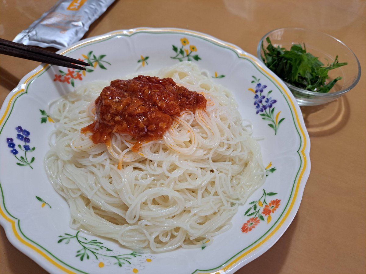 mosquitoos's tweet photo. This is my breakfast and lunch for Friday. I topped my somen (thin wheat noodles) with Kikkoman’s tomato tuna sauce, but I didn't really like it. I think somen goes much better with its traditional dipping sauce.
#breakfast
#lunch
#Japan
#washoku
#somen
#Kikkoman https://t.co/yTDBvDUr95