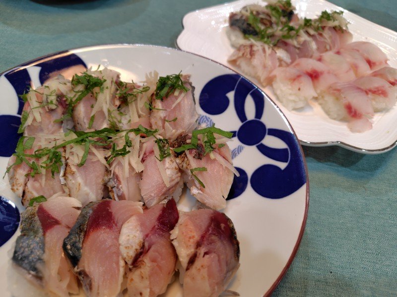 SACOPPI's tweet photo. 今夜は夫が釣ってきたアジ、サバ、イサキでにぎり寿司。炙りサバ寿司が一番美味しい！針生姜と合うなあ。 https://t.co/nAnOITE4cs