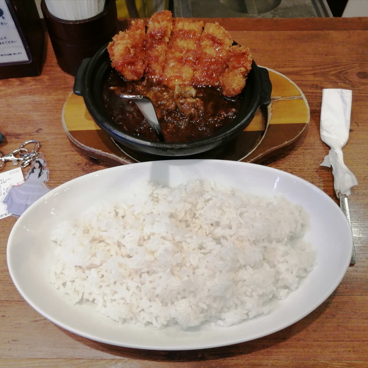 Deepimp29437426's tweet photo. 太田彩華さんの昼・夜イベントの合間に🍛
#太田カレー部
「ホットスプーン」西新宿店さん

とんかつ牛すじカレー
　中辛・白米・340g

前から知ってはいたけどようやく訪問。
提供時の"ぐつぐつ"が食欲をそそります♪甘みのある濃厚なカレーと柔らかい牛すじ！とんかつも揚げたて熱々で旨かったです😋 https://t.co/UfLMaT8yPa