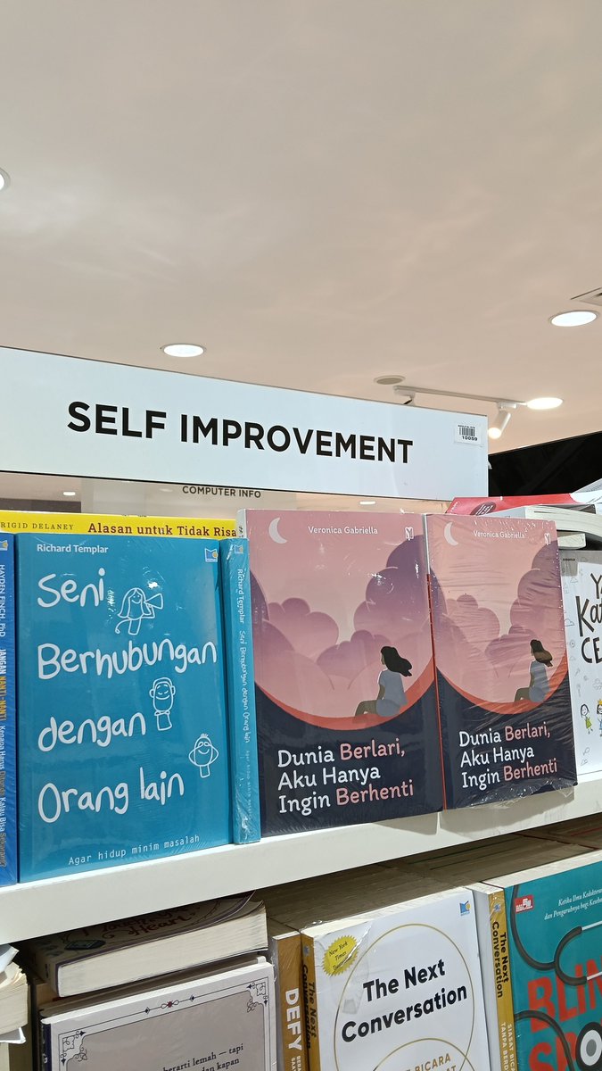 verooogabriel's tweet photo. Tadi jalan2 terus mampir bentar ke Gramedia eh ketemu buku aku, boleh kali warga-wargi X yang budiman buat jemput kalau nemu judul 'Dunia Berlari, Aku Hanya Ingin Berhenti' ini 😚 https://t.co/YyeH1mtY62