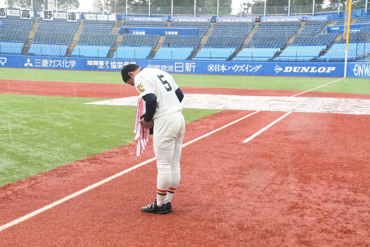 toyoshimaakira's tweet photo. 創価の主将・川久保選手。
閉会式後、退場する時に1人残って雨の中少しの間スコアボードを見つめ何かを思い返している様子でした。
最後グラウンドに一礼。
日大三戦のナイスピッチングなど、決勝まで引っ張ってきたキャプテン。
素晴らしい活躍でした‼︎
#高校野球 #創価 https://t.co/jzM0yHzCLi