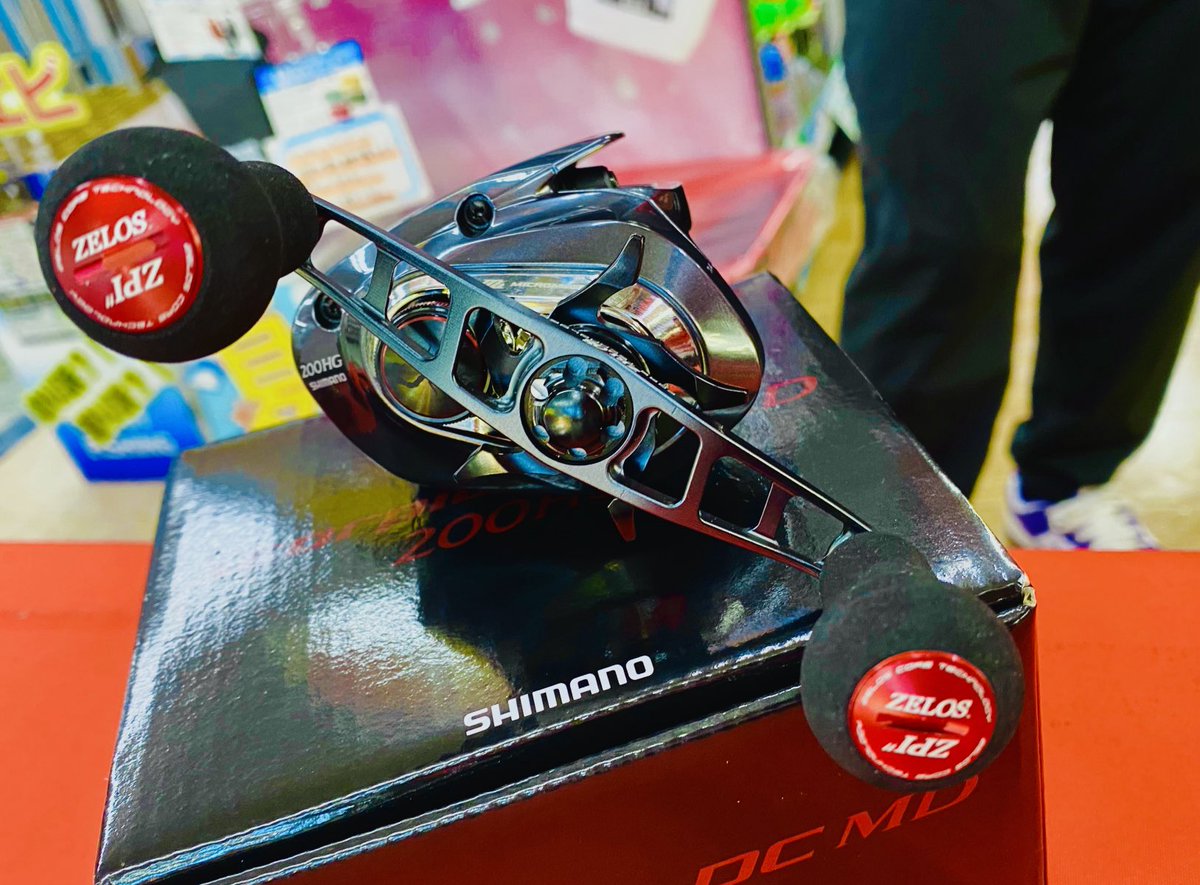 zpi_staff's tweet photo. スコDCレジから並行移動してイベントデスクでボルトオン。
ノブも別カラーに挿げ替えてメカニカルの差し色に合わせる芸コマな仕上げ
#zpi #zelos #フィッシング遊鈴鹿店 https://t.co/7TY7R29GEg