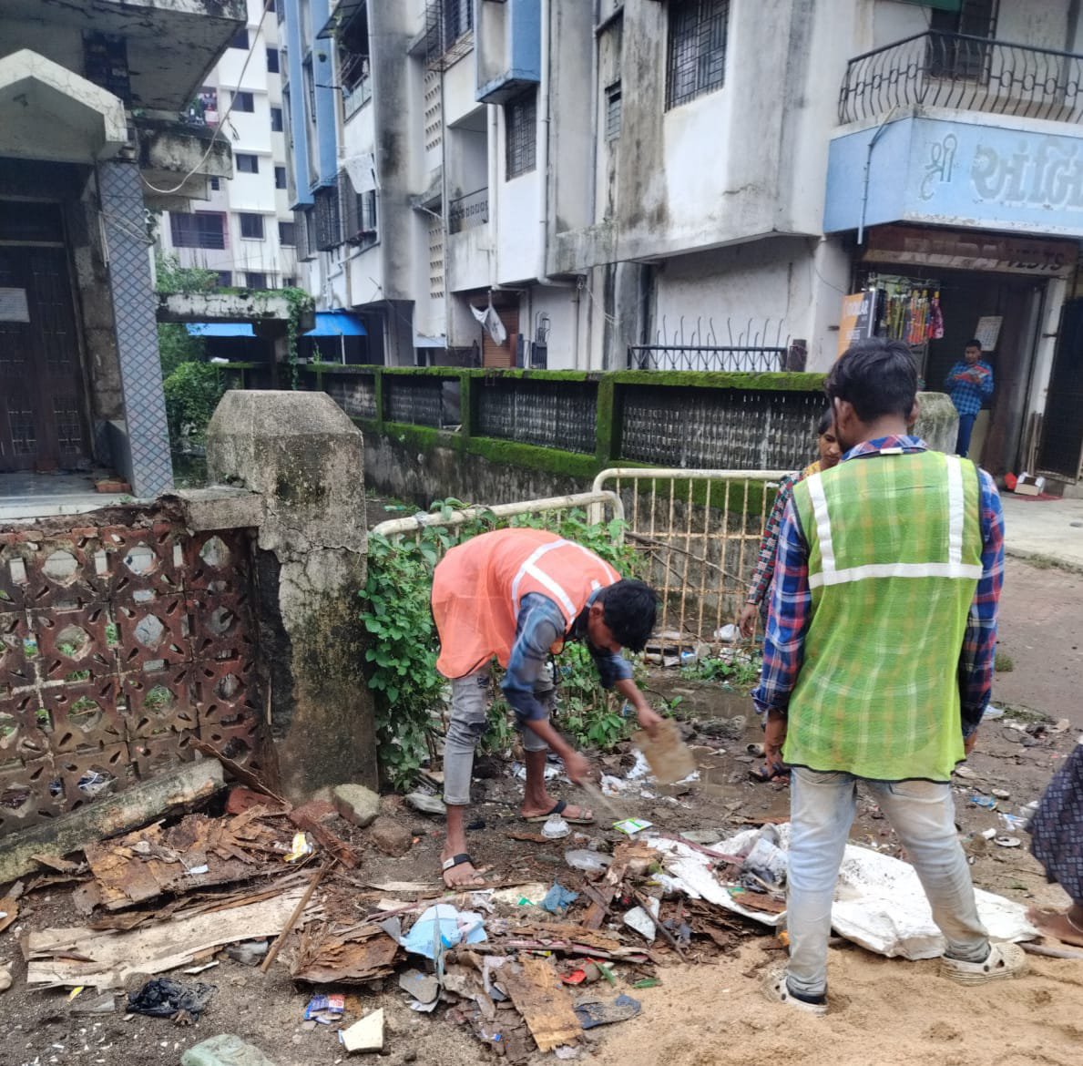 collectorvalsad's tweet photo. પૂરના પાણી ઓસર્યા બાદ રોગચાળો ન ફેલાય તે માટે યુદ્ધના ધોરણે સાફસફાઈ/દવા છંટકાવ  થઇ રહેલ છે મુશ્કેલ પરિસ્થિતિમાં રાત-દિવસ જોયા વગર પૂરગ્રસ્ત વિસ્તારોને સ્વચ્છ બનાવવા માટે કાર્યરત તમામ સફાઈ કર્મચારીઓનૉ સમર્પણ ભાવ બિરદાવવા લાયક છે.@CMOGuj @sanghaviharsh @SEOC_Gujarat @InfoValsadGoG https://t.co/UowWPygNeH