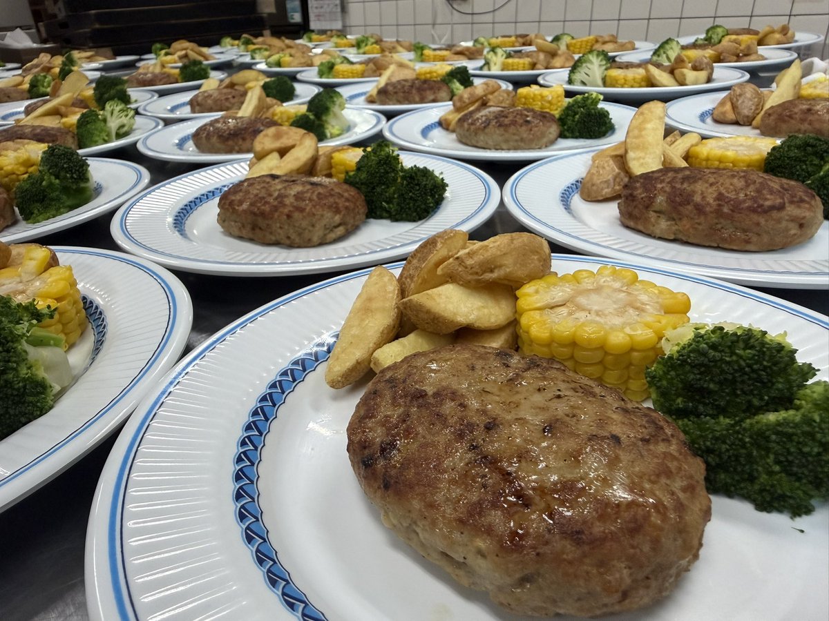 ohnarusanso's tweet photo. 今夜の合宿メシはハンバーグに特製トマトデミグラスソース！ご飯がススムやつです♪
しっかり食べて暑さに負けず元気出してくださいね😁 https://t.co/TNx7x993rK