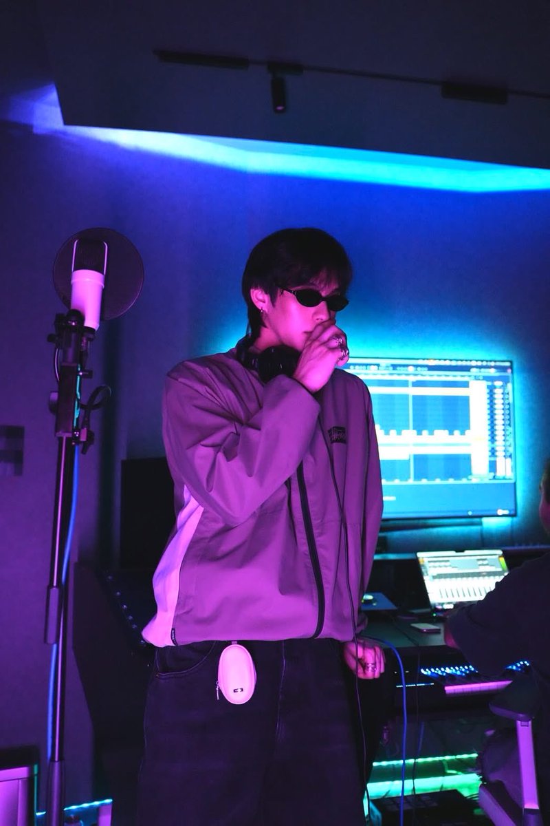 Siam_Paragon's tweet photo. ลุคนี้ต้องซูม "ไบร์ท วชิรวิชญ์ (@bbrightvc)" เข้าสตูทำเพลงเตรียมปล่อยอัลบั้มเต็มปีหน้า เสิร์ฟลุคศิลปินสุดคูล พร้อมแว่นพับได้ดีไซน์ล้ำจาก Gentle Monster ในมู้ด Lost in Space

เรียกเสียงฮือฮาได้แบบถล่มทลาย เมื่อซูเปอร์สตาร์สุดฮอต “ไบร์ท วชิรวิชญ์” ปล่อยภาพเบื้องหลังการเข้าสตูดิโอทำเพลงผ่านอินสตาแกรมส่วนตัว กับมู้ดสุดคูลที่ให้ความรู้สึกราวกับกำลังหลงอยู่ในโลกของเสียงดนตรีและแรงบันดาลใจ พร้อมแคปชั่น “Lost in this space" และไม่ใช่แค่งานเพลงที่สร้างความตื่นเต้นให้กับแฟนคลับทั่วโลก ลุคเท่ของไบร์ทก็กลายเป็นทอล์กออฟเดอะทาวน์ ทำให้สายแฟแห่ซูมดูไอเท็มสุดคูลที่หนุ่มฮอต โดยเฉพาะไฮไลต์เด่นสะดุดตา คือแว่นตาพับได้ดีไซน์สุดล้ำ Ivy 01 จาก Gentle Monster ที่มาพร้อมกับเคสเก็บแว่นดีไซน์พิเศษ ซึ่งงานนี้หนุ่มไบร์ทเลือกมาห้อยคอมพลีตลุคไว้เก๋ ๆ เพิ่มกิมมิกความสตรีตอย่างมีสไตล์ กลายเป็นรายละเอียดเล็ก ๆ ที่ยกระดับความคูลให้ลุคนี้ดูโดดเด่นและมีคาแรกเตอร์ จนแฟน ๆ พากันพูดถึงสนั่นโซเชียล

แว่นพับ Ivy 01 จาก Gentle Monster ก็ยิ่งตอกย้ำว่าแว่นพับพร้อมเคสดีไซน์เก๋ คือไอเท็มที่หนุ่ม ๆ ไม่ควรพลาด อยากเท่แบบไบร์ท ตามไปเลือกแว่นพับสุดคูลกันเลยที่ Gentle Monster ส่วนใครที่กำลังรอฟังผลงานเพลงใหม่ อดใจอีกนิด อีกไม่นานได้พบกับอัลบั้มเต็มของไบร์ทแน่นอน ช็อปแว่นตาแบบหนุ่มไบร์ทได้ที่ Gentle Monster Store, 1st Floor, Siam Paragon   

#GentleMonster
#bright #bbrightvc #BrightVachirawit 
#SiamParagon