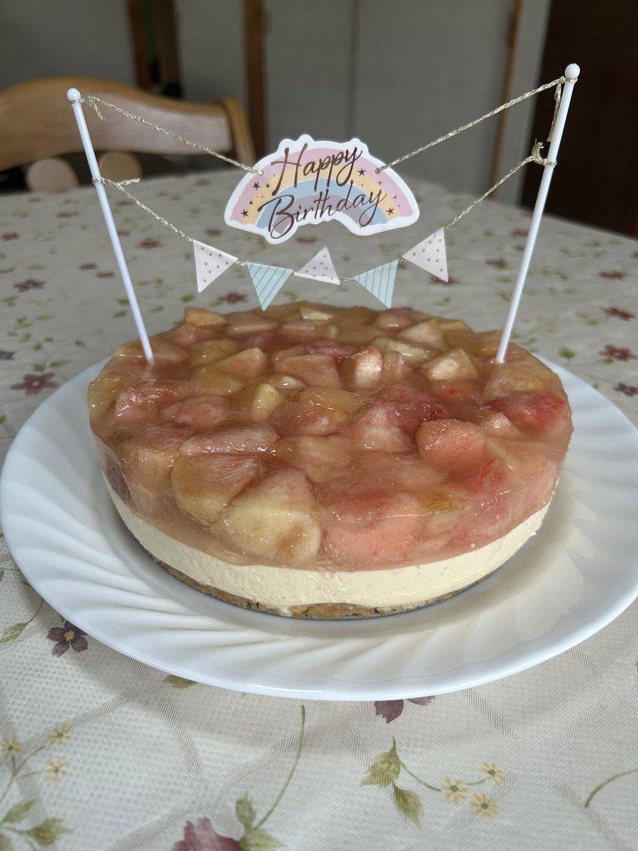 esola623's tweet photo. 3日早いのですが
当日は作れないから
妹の誕生日ケーキを🎂
今年は桃のミルクティーレアチーズケーキ🍑
作っているとき
ちょびっとハプニングはありましたが
今回も美味しくできたよ😋 https://t.co/l6vgHzbnrB