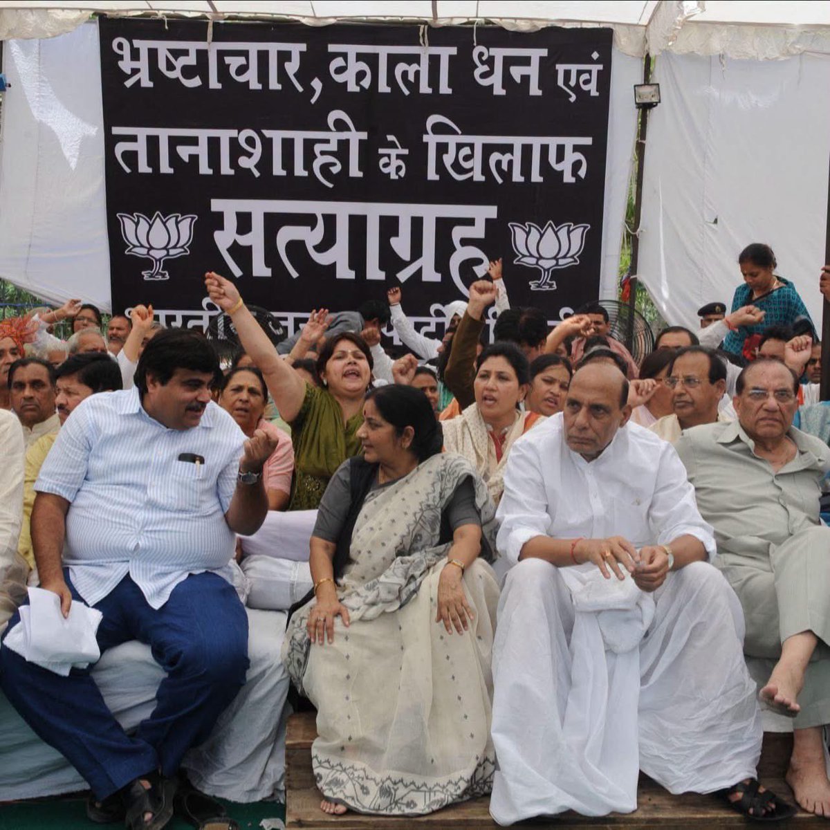 vc_jio's tweet photo. @Ardhnarishwar9 @Mrsinha Wish congreas had broken every bone of these agitators. We made a mistake of supporting BJP that time. Afsos! https://t.co/48Mfg3Bv0G
