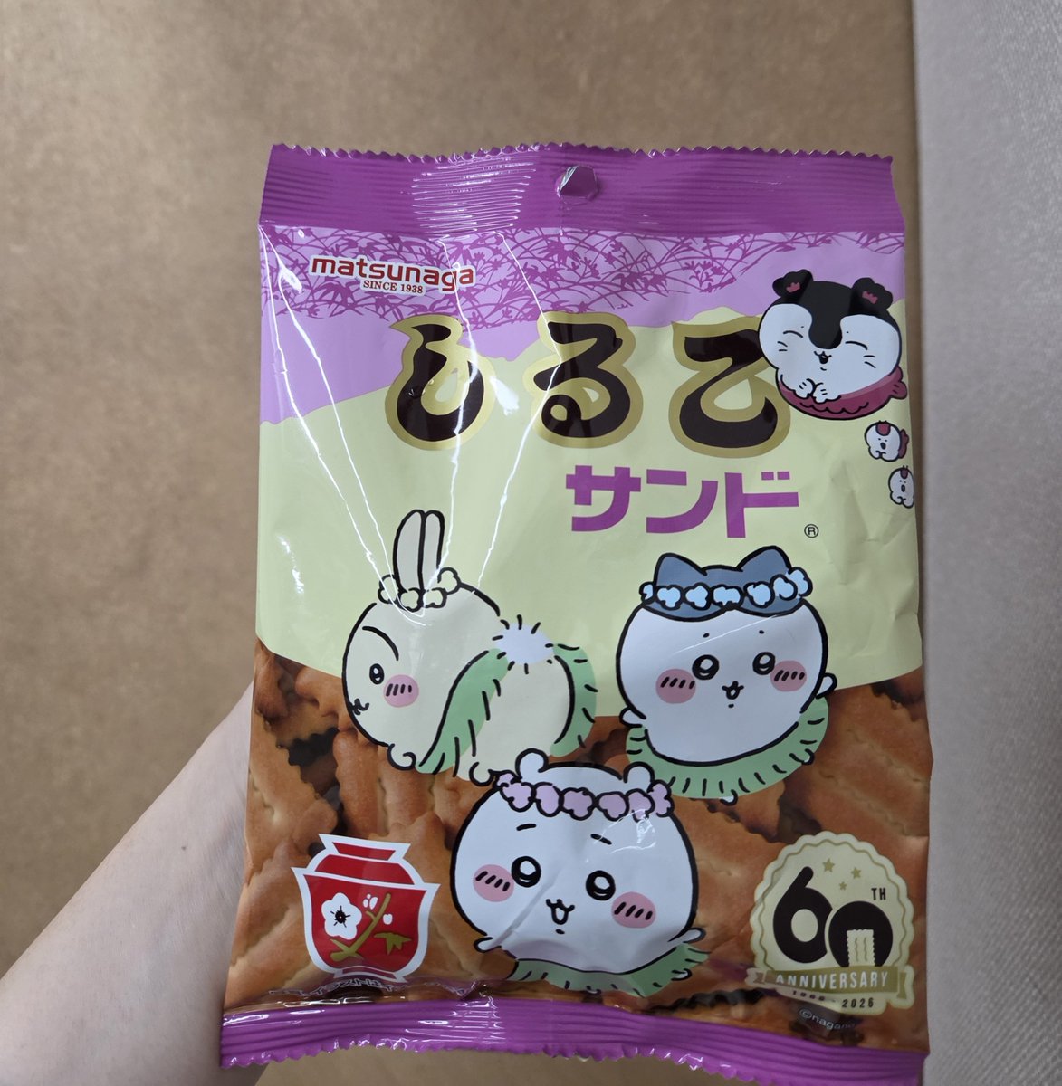 Shizukaaaa's tweet photo. 映画ちいかわが観たすぎて非常食にしるこサンド買ったからフジロックで会った人に配るね https://t.co/HvRX3TlX8B