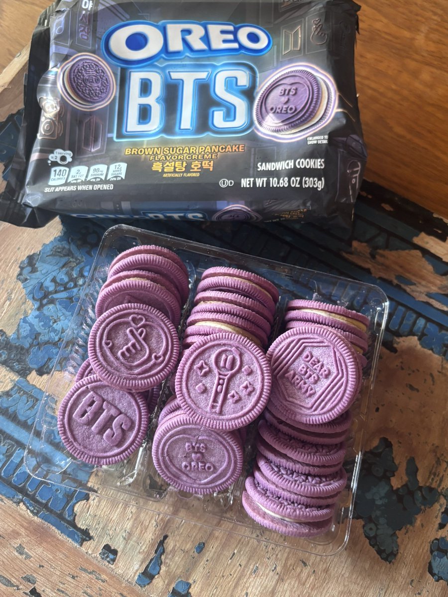 mizuio's tweet photo. アメリカの友だちから届いた小包📦の中にオニザキの胡麻せんべいの箱が入ってて、開けたらシンデレラフィットしたBTSのオレオクッキー出てきた🤣ややこしい😂 https://t.co/swhK40EJXi