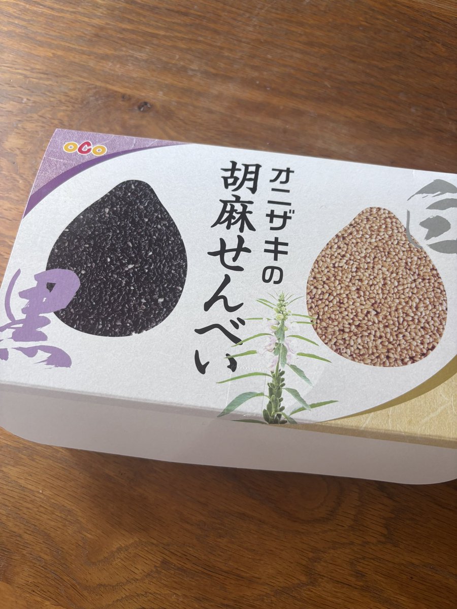 mizuio's tweet photo. アメリカの友だちから届いた小包📦の中にオニザキの胡麻せんべいの箱が入ってて、開けたらシンデレラフィットしたBTSのオレオクッキー出てきた🤣ややこしい😂 https://t.co/swhK40EJXi