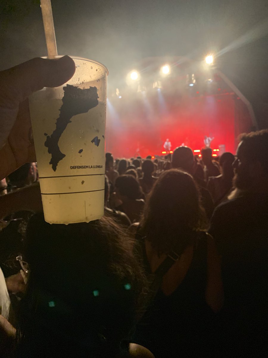 JordiEroles's tweet photo. “Vull veure estelades!!!!” crida Lluís Gavaldà per, poc després, afegir “sou republicaaaans!!!!” 
@Els_Pets interpreten el q ja és un himne, “Jo vull ser rei”, en el concert de divendres al festival @eltingladu de Vilanova, ple de gom a gom de públic que estava lluny d’Espanya! https://t.co/iOJYD9aBW0