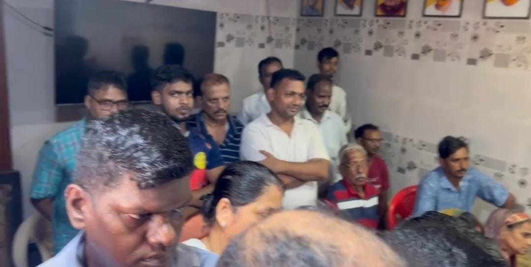 parag_alavani's tweet photo. मतदारसंघातील वॉर्ड क्र. 82 च्या बैठकीस उपस्थित राहून वॉर्ड मधील SIR चा आढावा घेतला व मार्गदर्शन केले.

याप्रसंगी नगरसेविका जगदीश्वरी अमीन, जगदीश अमीन, संजय वाकोडे, परमात्मा गुप्ता, विकास तिवारी आदी पदाधिकारी व कार्यकर्ते उपस्थित होते.

#BJP #Ward82 
#SIR #Mumbai #OrganizationFirst #TeamWork #BJPMumbai #JanSampark  #BharatiyaJanataParty