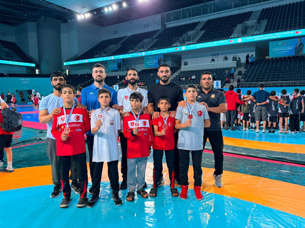 sanliurfabld's tweet photo. Ankara'da Büyükşehir Rüzgârı Esti🏆

Şanlıurfa Büyükşehir Belediyesi Bireysel Spor Kulübü sporcularımız, Minikler Türkiye Güreş Şampiyonası'nda elde ettikleri derecelerle şehrimize büyük gurur yaşattı.

🥇 İbrahim Halil Aslan – U10 Grekoromen Stil 25-28 kg Türkiye Şampiyonu
🥈 Muhammed Celu – 34 kg Türkiye İkincisi
🥉 Yusuf Boz – U13 Grekoromen Stil 41 kg Türkiye Üçüncüsü

Sporcularımızın madalyaları, Şanlıurfa Büyükşehir Belediyesi Genel Sekreter Yardımcımız Emrah Karaca tarafından takdim edildi.

Başarılarıyla göğsümüzü kabartan sporcularımızı, kıymetli antrenörlerimizi ve emeği geçen tüm idarecilerimizi yürekten tebrik ediyor, başarılarının artarak devam etmesini diliyoruz.

Şanlıurfa Büyükşehir Belediyesi olarak, spora yatırım yapıyor, geleceğin şampiyonlarını yetiştirmeye devam ediyoruz🇹🇷