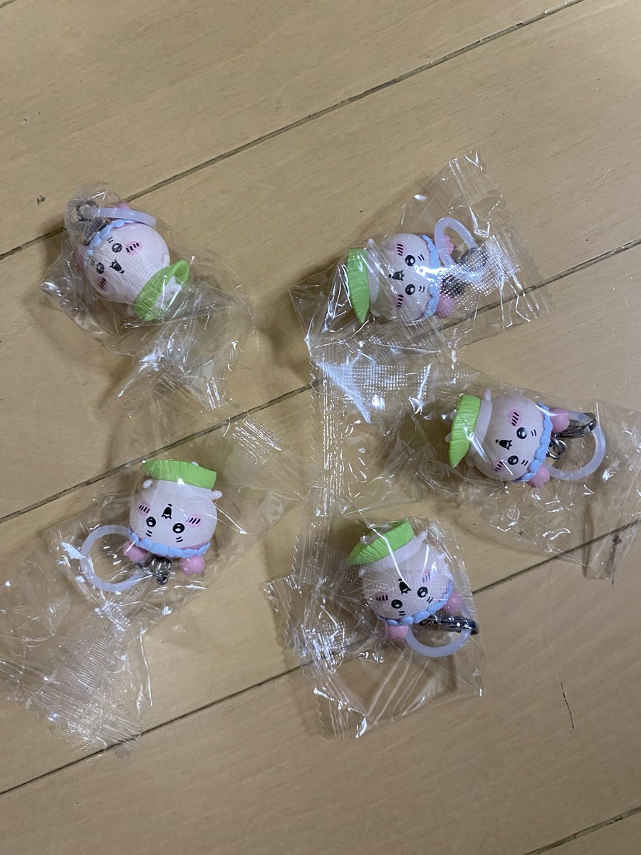 cEFVNUlqrZ85581's tweet photo. ちいかわの映画に行ってきました。入場者特典のフィギュアが貰えます。全8種類ランダムに当たるとのことでしたが、家族全員、古本屋というキャラクターでした。同じ袋から配ってたからね。本当にランダムなら32,768分の1の確率
これ本当なんとかならんかね。子供が泣いてますよ。 https://t.co/1u18KRJtQw