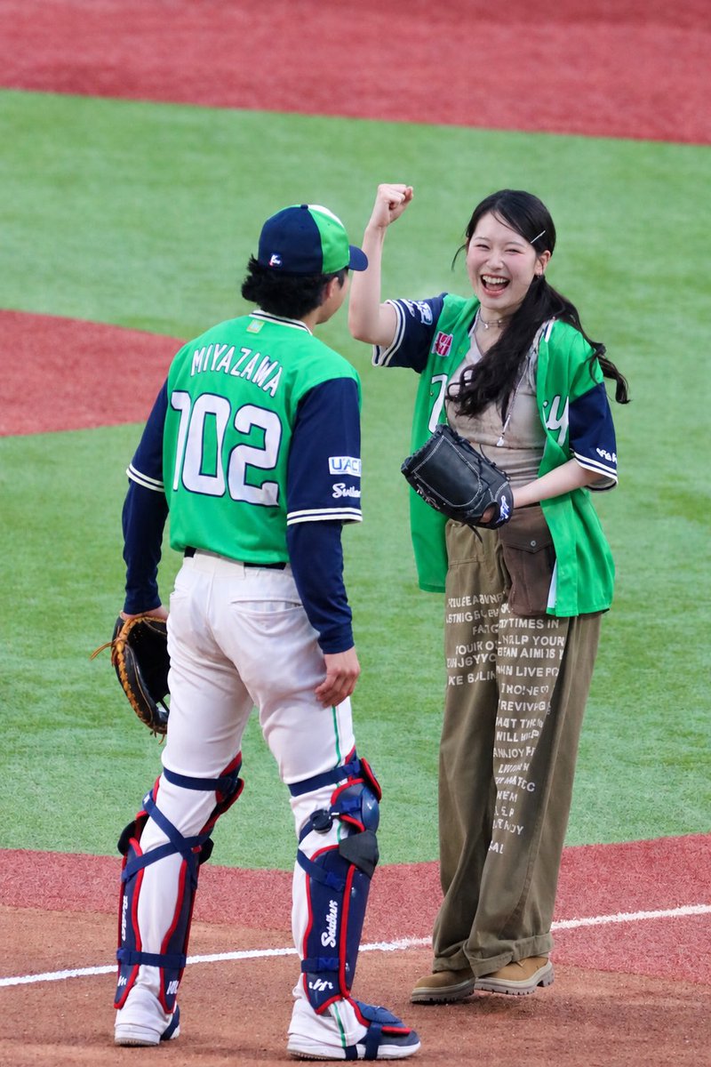 iwatatsuro's tweet photo. 始球式がノーバンで届いたのが嬉しくて宮沢さんを煽ってるみたいになるMOMONA
#swallows #ME_I #MOMONA #笠原桃奈 https://t.co/yS0KXm5KQF
