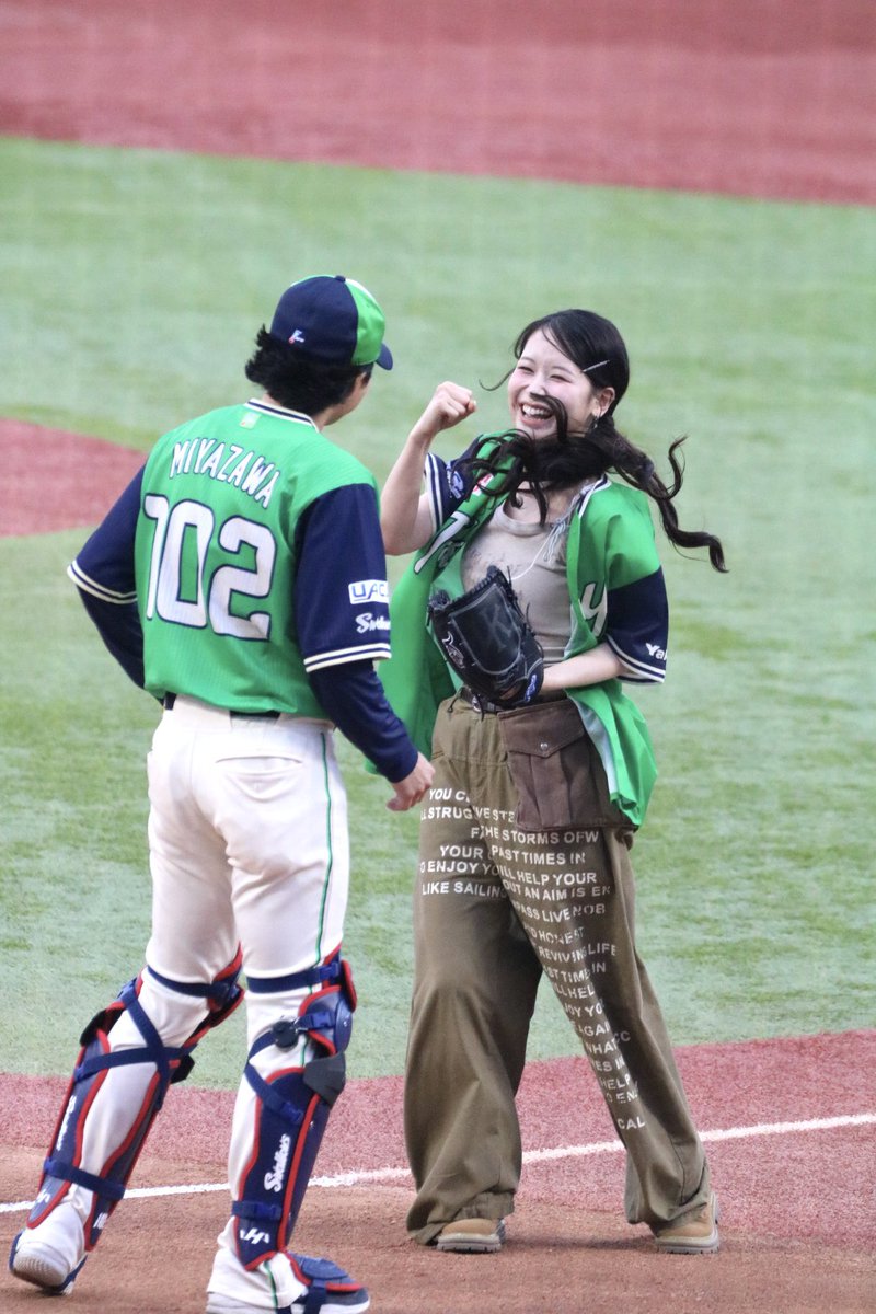 iwatatsuro's tweet photo. 始球式がノーバンで届いたのが嬉しくて宮沢さんを煽ってるみたいになるMOMONA
#swallows #ME_I #MOMONA #笠原桃奈 https://t.co/yS0KXm5KQF