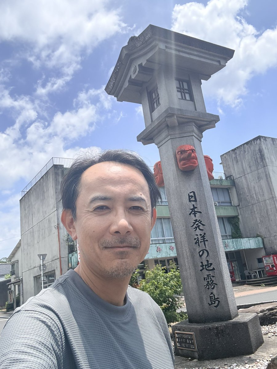 dennotai's tweet photo. ついに今回の旅の最奥地、天孫降臨・神話の地、鹿児島県は霧島の高千穂峰に到達！

私ほどのソロキャンパーともなるとほぼ貸切状態のキャンプ場でも、夕飯に火は起こさず、セブンのおかず6点セットを美味しく頂きます。

しかも、大好きなセブンの神ワイン"ヨセミテロード"を開けちゃう贅沢な夕食。

中古のキャンピングカーを買った際に、電子レンジを追加設置したのは本当に正しい意思決定だったなと痛感。

粗にして野だが卑ではないキャンプ飯と神ワインに舌鼓を打ちつつ、日本の起源と神話の事をチャピに質問しまくる今宵にしたいと思いますー

明日は鹿児島県のプロスポーツシーンを視察しに参ります！