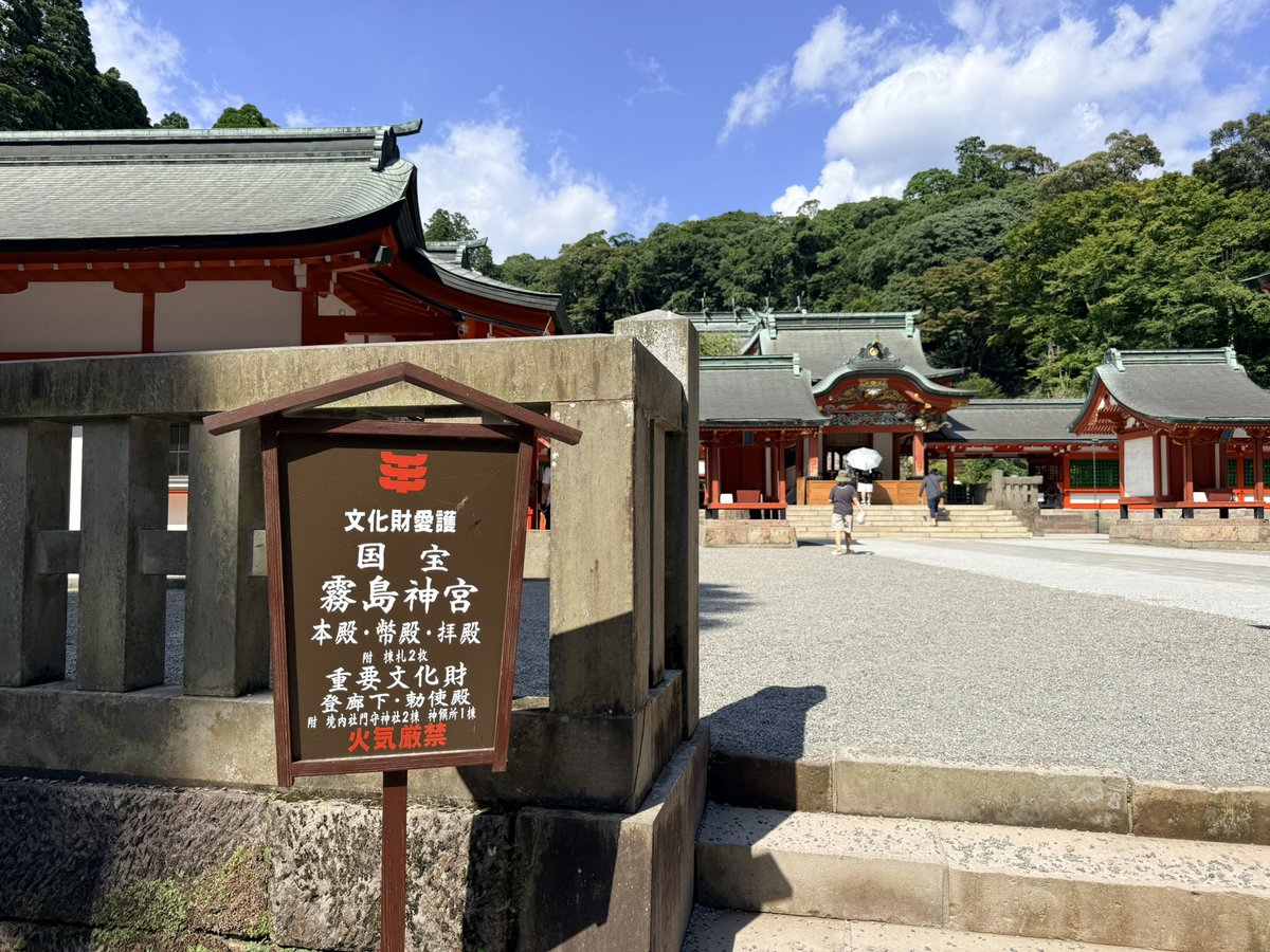dennotai's tweet photo. ついに今回の旅の最奥地、天孫降臨・神話の地、鹿児島県は霧島の高千穂峰に到達！

私ほどのソロキャンパーともなるとほぼ貸切状態のキャンプ場でも、夕飯に火は起こさず、セブンのおかず6点セットを美味しく頂きます。

しかも、大好きなセブンの神ワイン"ヨセミテロード"を開けちゃう贅沢な夕食。

中古のキャンピングカーを買った際に、電子レンジを追加設置したのは本当に正しい意思決定だったなと痛感。

粗にして野だが卑ではないキャンプ飯と神ワインに舌鼓を打ちつつ、日本の起源と神話の事をチャピに質問しまくる今宵にしたいと思いますー

明日は鹿児島県のプロスポーツシーンを視察しに参ります！