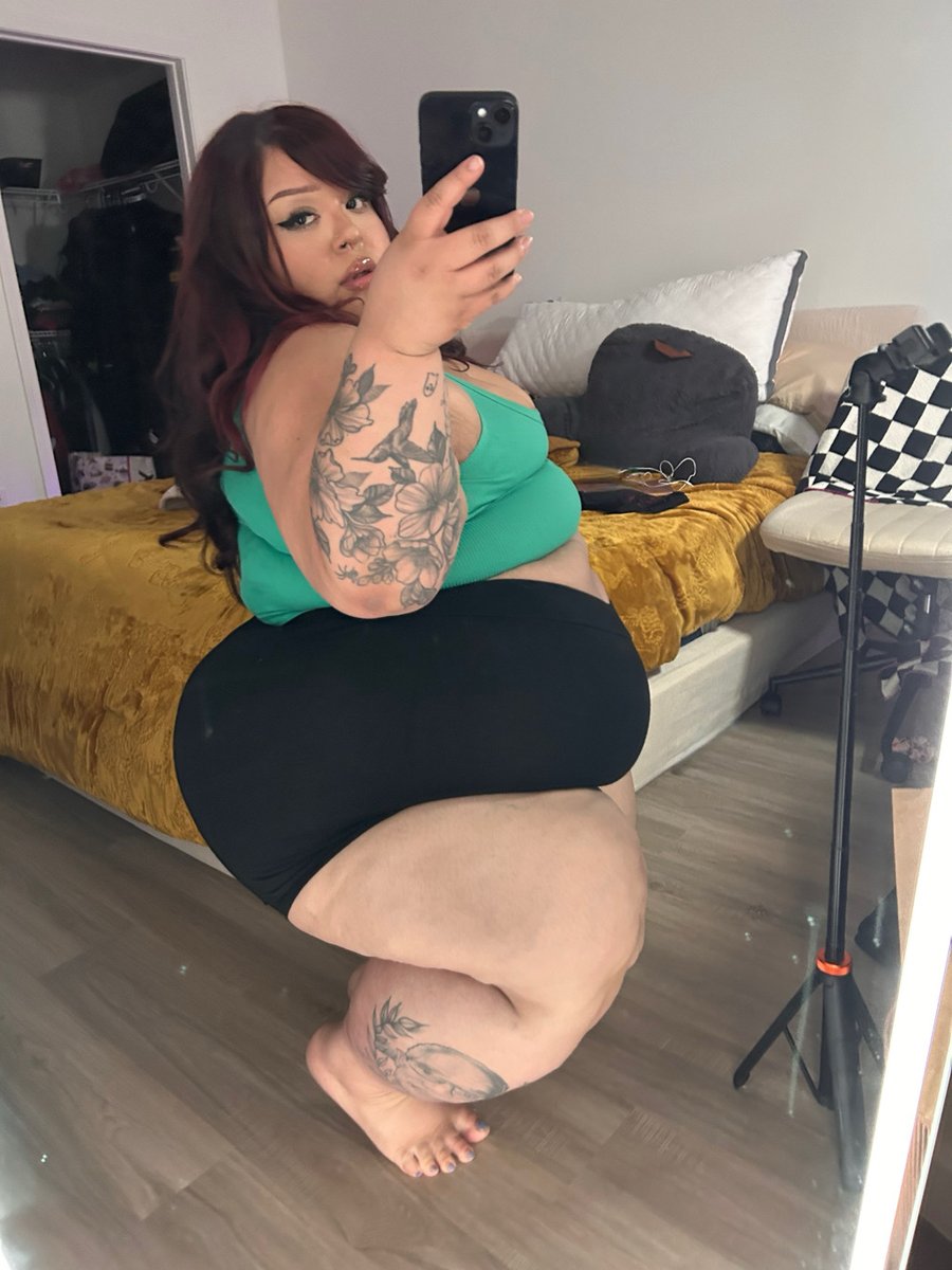 itsbigxcat's tweet photo. ever considered a big latina? https://t.co/qhLfCnSeAe