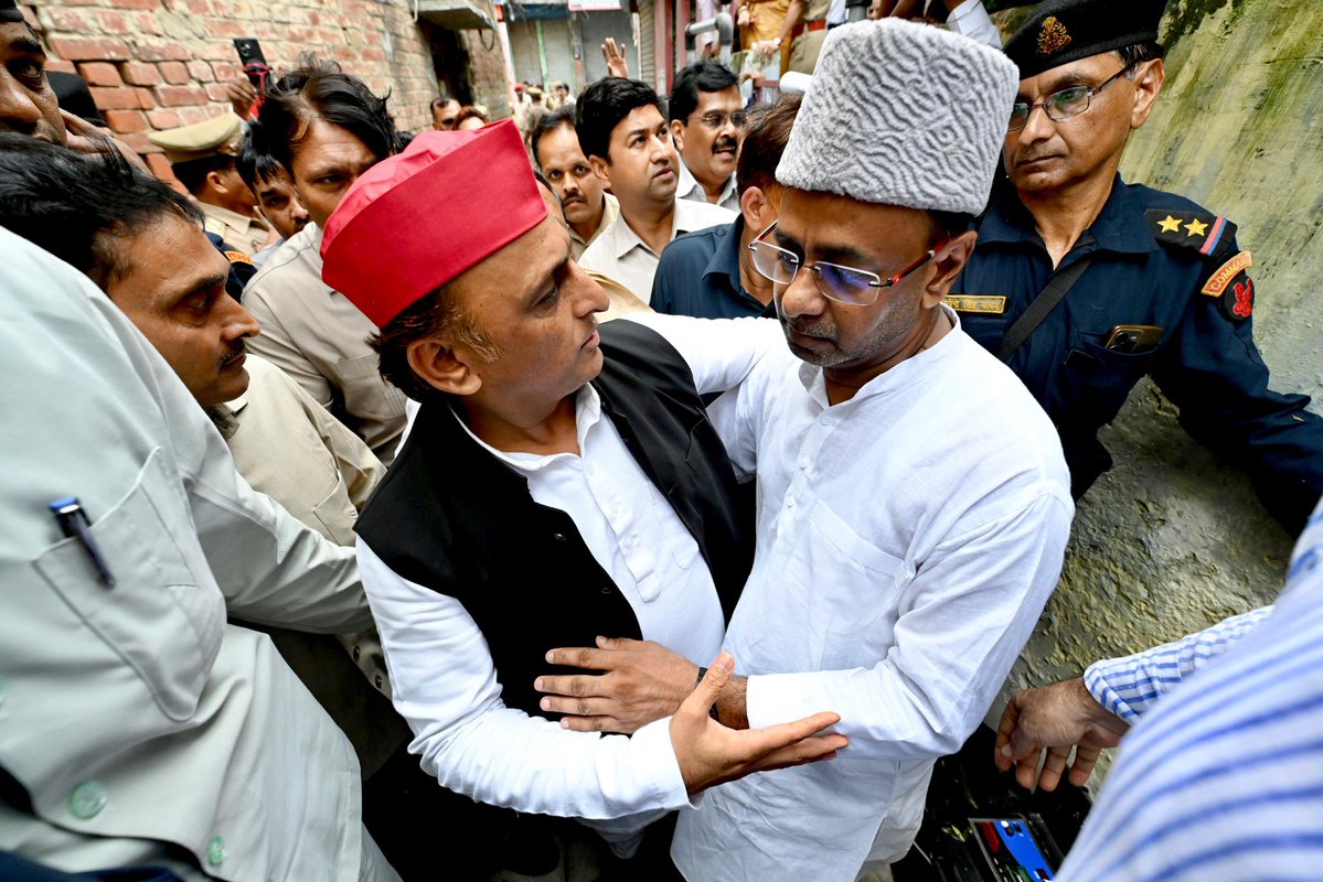 yadavakhilesh's tweet photo. समाजवादी पार्टी के वरिष्ठ नेता एवं लोकप्रिय विधायक जनाब आलम बदी साहब के निधन उपरांत आज़मगढ़ में उनके आवास पर पहुंचकर शोकाकुल परिजनों से भेंट की एवं श्रद्धासुमन अर्पित किए। https://t.co/gWh3NKYtaA