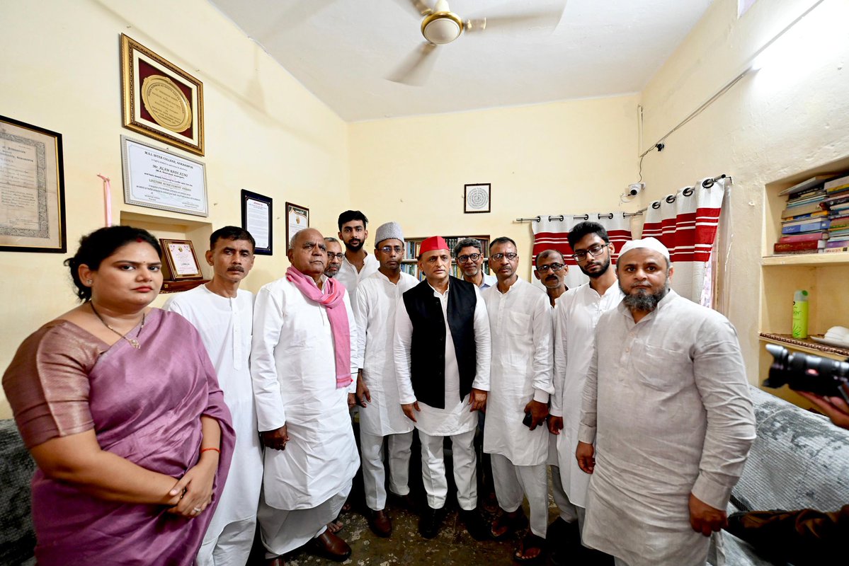 yadavakhilesh's tweet photo. समाजवादी पार्टी के वरिष्ठ नेता एवं लोकप्रिय विधायक जनाब आलम बदी साहब के निधन उपरांत आज़मगढ़ में उनके आवास पर पहुंचकर शोकाकुल परिजनों से भेंट की एवं श्रद्धासुमन अर्पित किए। https://t.co/gWh3NKYtaA