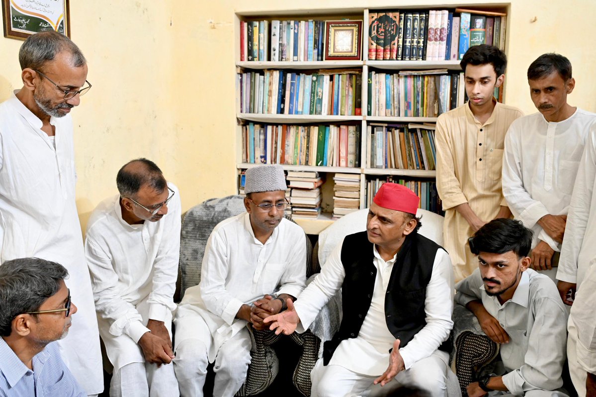 yadavakhilesh's tweet photo. समाजवादी पार्टी के वरिष्ठ नेता एवं लोकप्रिय विधायक जनाब आलम बदी साहब के निधन उपरांत आज़मगढ़ में उनके आवास पर पहुंचकर शोकाकुल परिजनों से भेंट की एवं श्रद्धासुमन अर्पित किए। https://t.co/gWh3NKYtaA
