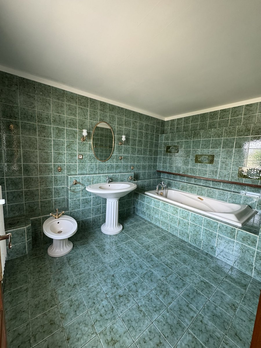 maman_louve_'s tweet photo. Ça y est ils commencent à casser la salle de bain aujourd’hui ! Ma meilleure copine est deg parce qu’elle la trouvait belle, moi je la trouve affreuse 😂 je crois que c’est soit on l’aime, soit on déteste ! Je vous mets l’aperçu 🤭 https://t.co/RMlNU2mswk
